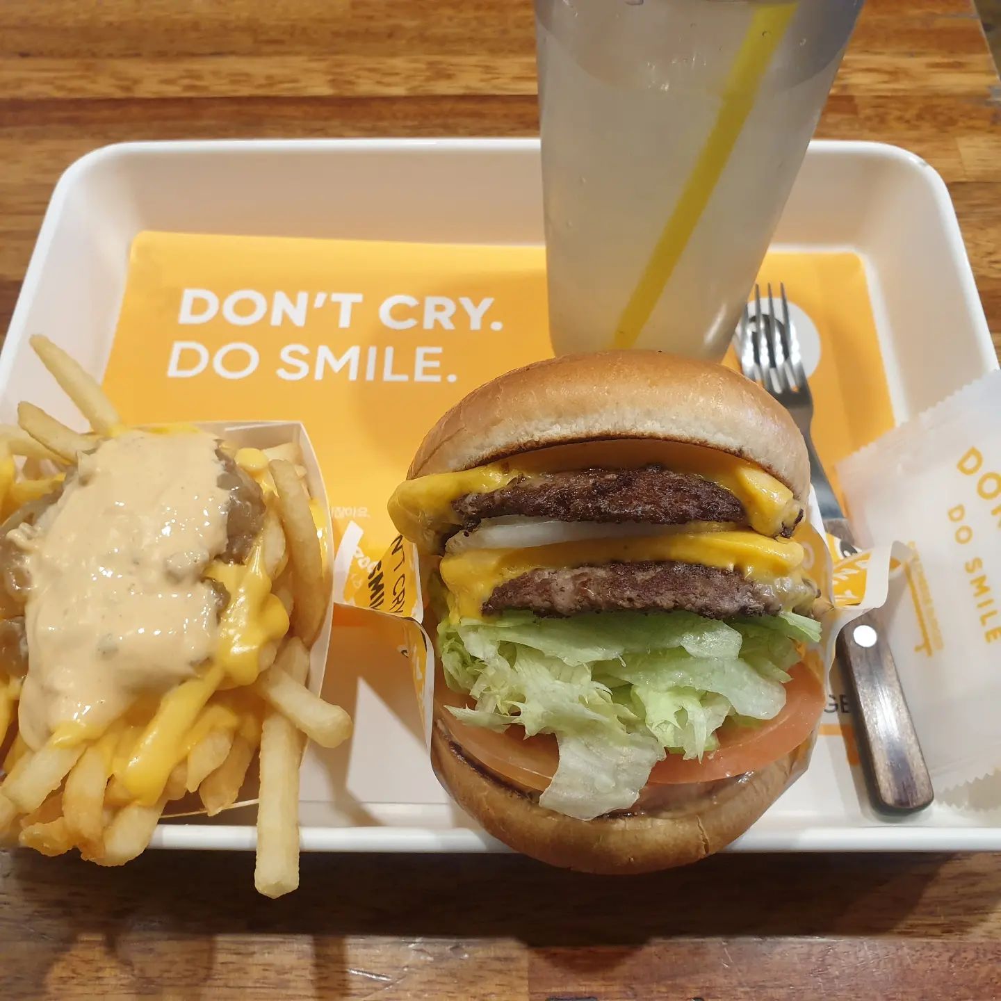 치즈버거 맛집 발견
제대로 된 녹진한 치즈맛을 즐기고 싶다면
크라이치즈버거
신선한 양상추와 토마토는 기본
치즈의 진한 맛이 다르네요
즉석에서 레몬에이드 제조 쌉가능
감튀부터 버거까지
하나같이 다 맛있습니다
심곡동 햄버거맛집
부천 햄버거맛집하면
당분간 이곳만 떠오를듯!

#협찬 #크라이치즈버거 #크라이치즈버거심곡점
#부천햄버거 #부천맛집 #치즈버거의정석 #한국의인앤아웃
#리뷰노트