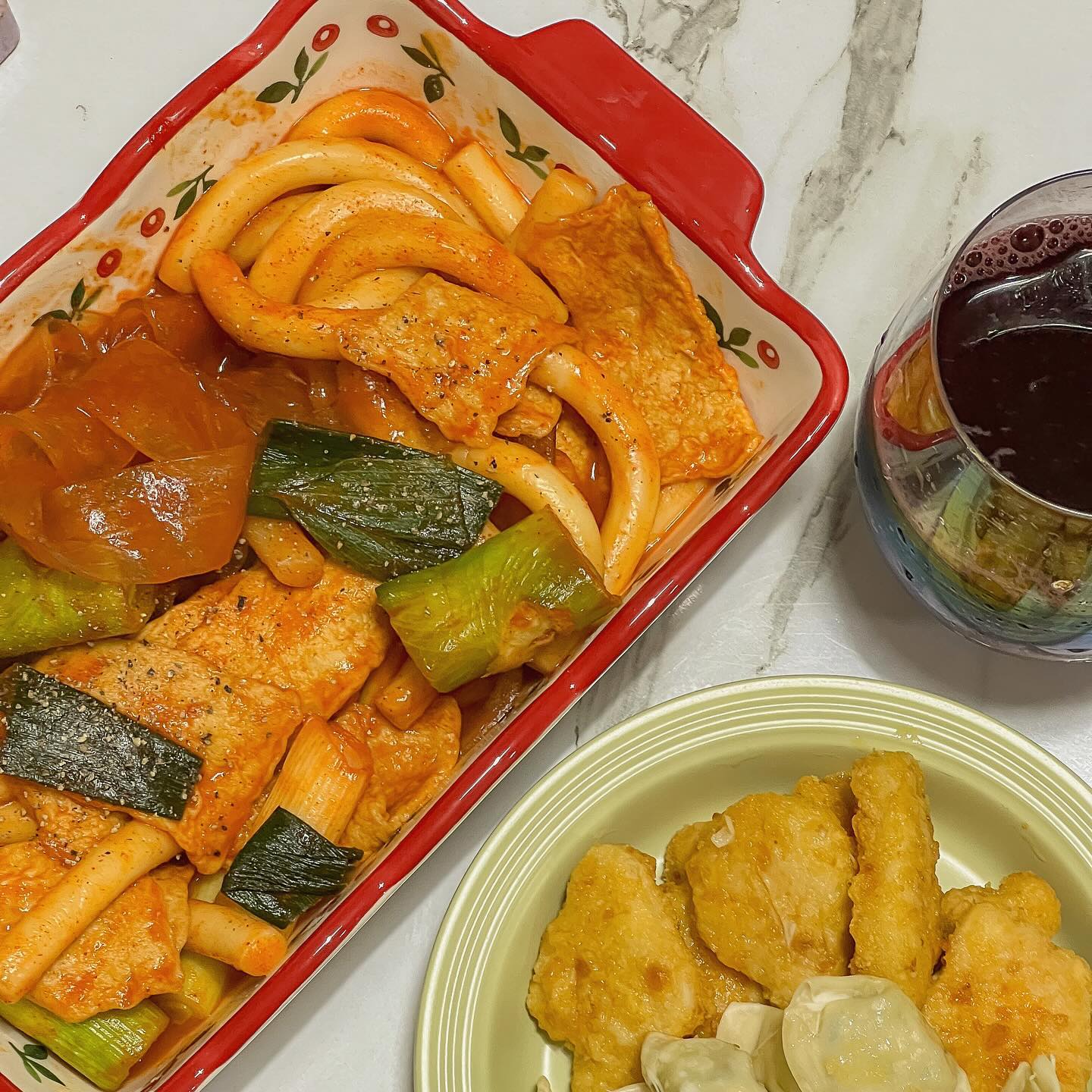 #광고 집에서 먹는 핫한 떡볶이!
유튜버 도로시 님이 만든 떡볶이라 그래서
믿고 먹어봤는데
역시는 역시네요!👍🏻
⠀
매운맛을 즐기시는 도로시님답게
하뚜핫뚜떡볶이에도 매운 양념이 내장되어있어요
저는 맵찔이라 매운 떡볶이는 잘 못 사먹는데
요건 따로 내 입맛대로 조절할 수 있도록
매운 양념은 따로 되어있어서 넘 좋았어요!✨
⠀
혹시 아이랑 같이 먹으실때도
순한맛 먼저 덜어두고
매운맛 추가하셔서 어른꺼 아이꺼
따로 조리도 가능할 거 같아요!😋
⠀
당면도 쫀득한 넙적당면이라 
떡볶이에 찰떡이구
양념 자체가 맛있어서
집에 있는 어떤 재료를 추가해 먹어도
맛있을거 같아요!
⠀
⠀
#하뚜핫뚜떡볶이 #매운떡볶이 #도로시떡볶이 
#도로시멍찌 #남양주떡볶이맛집 #안매운떡볶이 
#어린이떡볶이 #중국당면