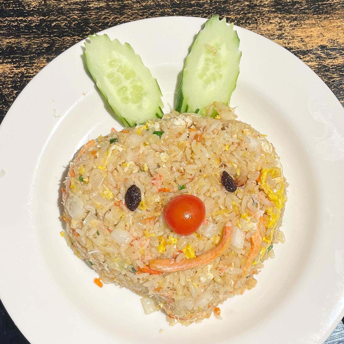 타이 전통 맛을 그대로 재현한 타이 레스토랑 #콘타이 

쇠고기 쌀국수랑 새우팟타이는
태블릿으로 주문하자마자 너무 빨리 나와서
엥?!!! 이랬는데 한 입 먹어보니 맛있더라구요!!

쇠고기 쌀국수는 국물이 조금 짤 줄 알았는데
짜지않고 진하고 쇠고기도 많이 들어있어서
먹어도 줄지 않더라구요.

특히나 면발은 완전 👍🏻

새우팟타이는 새콤달콤한 케찹소스 느낌에
무난하게 먹기 좋았어요.

볶음밥도 먹어보고 싶어서 주문해 봤는데
귀엽게 토끼 모양으로 나왔어요 ㅎㅎ

뭔가 중국식 볶음밥 같기도 하고 맛있더라구요.

주문하면서 타이 아이스티라고 써 있는
음료가 있길래 호기심에 주문해 봤는데
타이 밀크티더라구요!

캔으로 나오는데 얼음잔이랑 같이 나오고
물이 들어가지 않은 진한 밀크티 느낌이라
추천추천 😊

-

📍 콘타이 _ #용산 #아모레퍼시픽점

💳 쇠고기 쌀국수 13,900원
💳 새우팟타이 14,900원
💳 새우 볶음밥 13,900원
💳 타이밀크티 4,000원