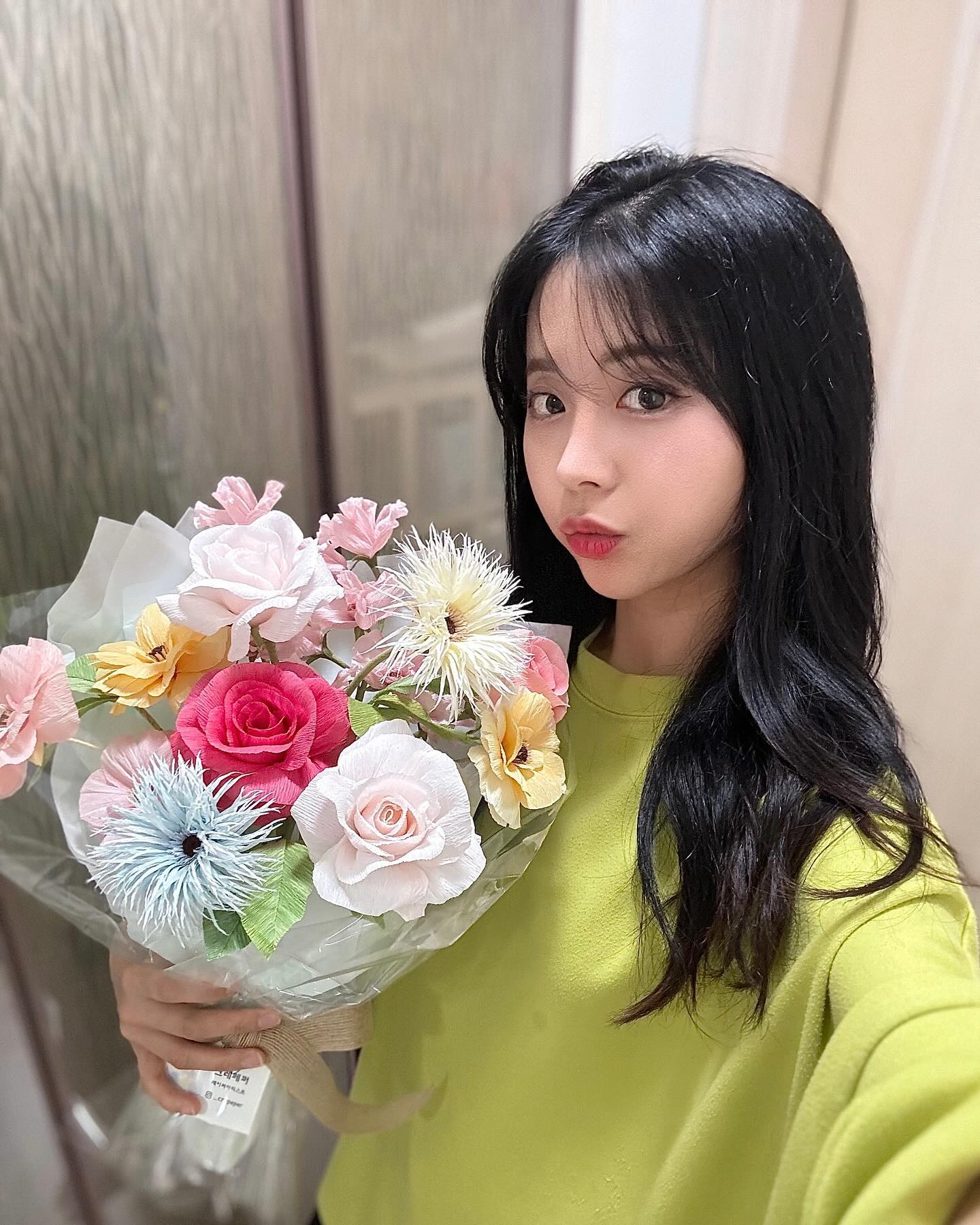 #제품제공  저 꽃 받았는데 예쁘죠~?💐

특별한 선물을 하고 싶으면 #페이퍼플라워
정성이 가득 담긴 손으로 피워낸 종이꽃💐
꽃 디테일한 표현 좀 보소!!! 

시들지도 않고, 인테리어 소품으로
활용해도 좋겠더라구요?.?

습기가 적은 곳에 두면 더 오래오래
감상할 수 있다는 점~

✅핸드메이드라서 작업할 때 마다
색상 및 디자인이 달라질 수 있어서
1-2주 정도 여유있게 주문해야 한대요

_crepeper

#크레페퍼 #페이퍼플라워 #시들지않는꽃 #대전꽃선물 #종이꽃 #기념일꽃다발 #꽃선물 #선물추천 #꽃장식 #인테리어꽃 #인테리어소품
