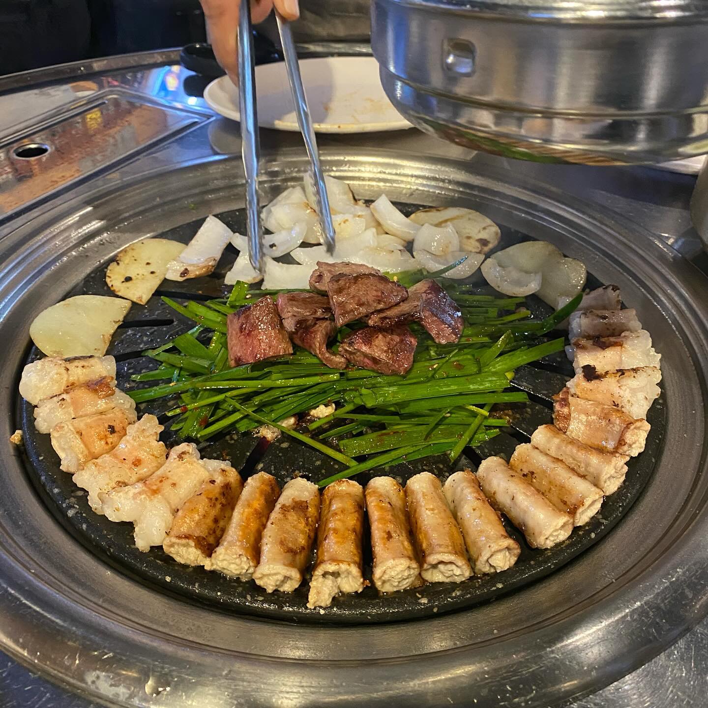 #협찬
곱이 완전 꽉꽉 차 있는 곱창맛집ㅜㅜ황소곱창체고❤️
캠핑가서도 곱창만 챙겨갈 정도로 내 최애음식이 곱창인데 여기는 진짜 인정이에오ㅠㅠ
친구랑 둘이 가서 곱창1 대창1 시켰는데 잡내없고 곱창은 곱이 꽉차다 못해 흘러나와요ㅠㅠ
대창도 야들야들하구 질기지않고 입에서 녹아 없어지는 느낌😭
둘이가서 2인분 시키고 모자를 줄 알았는데 양도 적은 편이 아니라그런지 배가 어느정도 차더라구요?
여기에 시그니처 양김치볶음밤까지 먹으니까 진짜 배터지는줄🫢💓
더 먹고싶었눈데 배불러서 더 못 먹은 게 아쉬웠어요😭😭

양김치볶음밥에 치즈는 무료리필이에요!
같이 나오는 된장찌개까지 칼칼하니 완전 내 취저
넘모 맛이써ㅠㅠ
사장님이 매일 직접 백프로 손수 재료손질하신대요
그래서 그런지 곱창도 맛있는데 기본반찬자체도 맛있...❣️
천엽도 잡내 1도 없어요
기본반찬으로 나온 묵사발...뭐애오.... 맛있어서 보니까 추가로 더 주문할 수 있더라구요
 
위치는 삼성중앙역 일분거리라 저같은 길치도 쉽게 찾을 수 있어요

비바람부는 날 갔는데도 하나둘씩 테이블이 차기 시작하더니
나올 때쯤엔 거의 만석..🫢🫢
신선한 재료만 당일 사용해서 위생적이고 청결해서 믿고 방문하는 깨끗한 매장이에요오
사장님 넘 친절하시구 서비스도 굳굳
그래서인지 많은 사람들이 중독되서 단골이 정말 많은 곳인 것 같아요!
요기 지역특성상 주변에 비싸고 양이 적은 매장이 많은데, 
황소곱창은 가격 대비 음식양도 푸짐하고 좋은재료를 사용하는 착한업체라서 꼭 또 방문하고싶은 곳이에요

삼성동회식장소나 모임장소 어디로 해야할 지 고민이라면 황소곱창 왕추천드려요🤍❤️
삼성동 대표맛집 인정💕

📍영업시간 : 월~토 오후 5시 ~ 밤 11시(영업종료)

📍매주 일요일 정기 휴무

📍주소 : 서울 강남구 봉은사로82길 16 1층 황소곱창
https://map.naver.com/v5/entry/place/38237622?c=14143702.9677762,4510723.8427059,13,0,0,0,dh&placePath=%2Fhome%3Fentry=pll