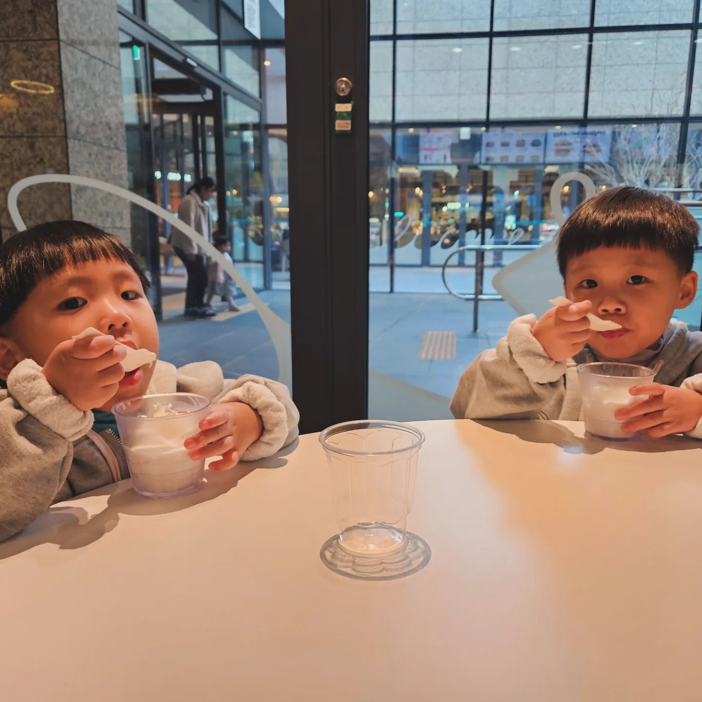 🍦 아이스크림 💕 너무 조아하는 아둘램
주말에 집콕만 하긴 힘들고~ 
마실이라도 나와야하는....
.
.
#아들그램 #두아드루#아들양육 #15개월차이 #형제 #육아일상 #육아소통