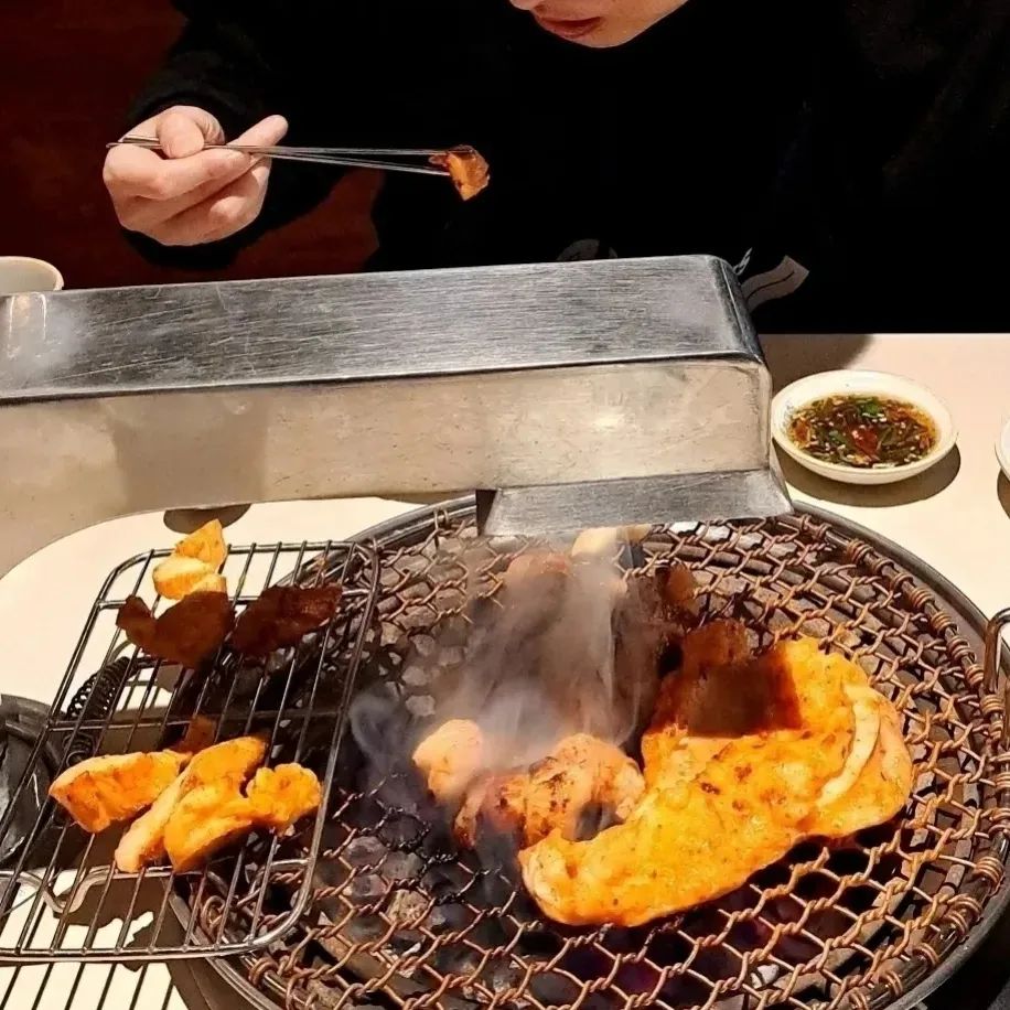 #협찬 <초대창 잠실새내점>
엄선된 대창을 가성비있게 즐기는 대창 맛집! 

잠실새내역 4번출구 부근에 있는 
초대창 잠실새내점을 다녀왔습니다! 

처음에 잘못 찾아왔나 싶을정도로 가게의 인테리어가 정말 이뻐서 깜짝 놀랐어요😲 

저한테 익숙한 대창집들은 주로 포차같은 느낌의 인테리어였는데 

여기는 밖에서 보나 안에서 보나 고급스러운 느낌이 드는 인테리어 였어서 정말 신선했습니다 

내부도 넓고 깔끔하게 이뻐서 회식 장소나 데이트 장소로도 정말 좋을것 같더라구요😄

<초대창 잠실새내점>의 메인 메뉴는 

모듬구이(대창+특앙구이+막창)
대창구이 
매운대창구이 
막창구이 
특양구이 
진갈비살 

이렇게가 있었는데 전체적으로 가성비가 훌륭했어요😍 

다양하게 즐겨보고 싶어서 모듬구이로 결정! 

나온 메뉴들을 재료에 따라 굽기 시간을 다르게 하시고 전문적인 노하우로 직접 구워 주시더라구요🔥🔥 

대창같은 경우는 굽는 방식과 시간에 따라
맛이 완전 달라져 굽기 어려운 음식인데
사장님께서 직접 맛있게 구워주시니 정말 편하고 좋았습니다😄

🎈대창 - 사장님께서 직접 엄선하고 관리하신 대창!
신선하고 엄선된 대창을 
사장님께서 직접 노하우를 가지고 구워주시니
말 그대로 입 안에서 녹아 내리더라구요😍 

특히 대창 특유의 느끼함이 없고 잡내도 전혀 없어서 물리지도 않고 너무 맛있었습니다 

🎈특양구이 - 살면서 처음 느껴보는 식감이었어요
쫄깃함과 꼬들꼬들함이 동시에 느껴지는 식감🔥 

특양구이 자체의 맛도 너무 좋았지만 특유의 식감만으로도 음식이 정말 맛있게 느껴졌습니다 

🎈막창 - 쫄깃쫄깃한 막창 말이 필요가 없습니다.
일반적인 막창들보다 쫄깃함이 더해서 씹을수록 입안이 즐거워지는 맛이었습니다 

꼬들꼬들한 식감, 부드러운 식감, 쫄깃한 식감 
여러가지 식감을 순서대로 느끼니
식감만으로도 음식들의 조화가 정말 잘 느껴졌어요😍 

그리고 초대창에서 놀랐던게 친절! 

살면서 가보았던곳중 가장 친절했던 가게를 물어보면 바로 여기를 말할 수 있을 정도로 친절 하셨어요 

모든 가게들이 기본적으로 친절하시긴 하지만 
여기는 이 가게만의 장점중 하나로 꼽을 수 있을 만큼 모든 분들이 정말 친절하셨습니다😘 

맛, 가격, 인테리어, 위생, 친절
모든게 매우 만족스러웠던 <초대창 잠실새내점> 

빈말 없이 이렇게 모든게 만족 했던곳
제 인생사에 몇 없었던거 같아요🥰 

너무 만족해서 한번만에 단골된 인생 맛집 
앞으로 자주 방문 할 예정입니다 ㅎㅎ 

❤chodaechang_jamsil
❤모듬구이(대창+특앙구이+막창)600g/53,000원
❤서울 송파구 백제고분로9길 17(잠실동) 지상 1층
❤영업시간 : 매일 15:30 ~ 01:00

#협찬 #초대창 #초대창잠실새내점 #잠실새내맛집 #잠실새내맛집추천 #잠실새내역맛집 #잠실새내역데이트 #잠실새내술집 #잠실새내고깃집 #잠실새내회식 #잠실새내대창 #ad_ #대창 #막창 #서울맛집 #먹방 #먹스타 #맛스타그램 #맛집 #일상 #데이트 #맞팔 #먹팔