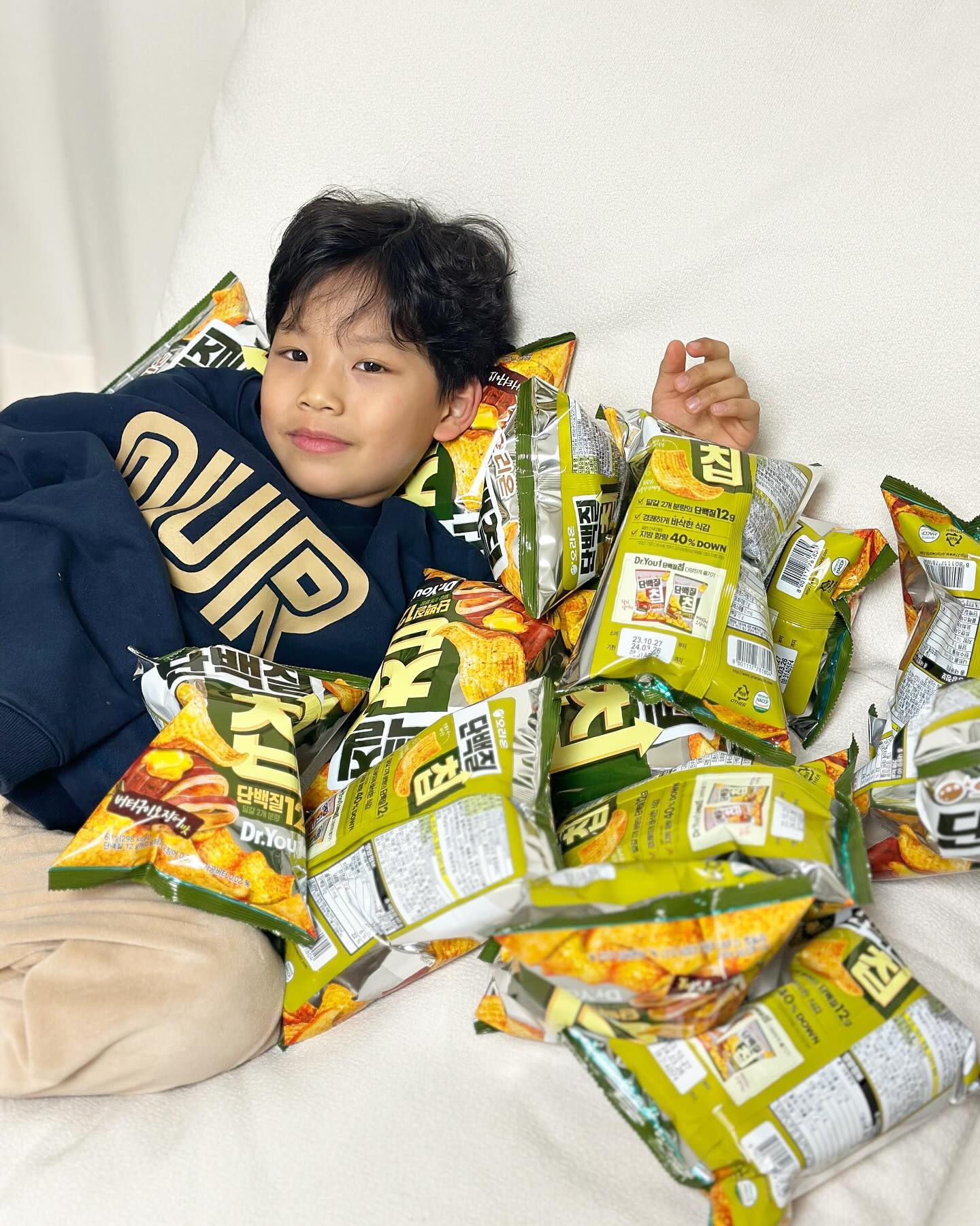 #협찬 orion_world 🍪

승여니가 잘 먹는 #신상과자 #닥터유단백질칩
한 봉지에 무려 단백질 12g이라니!! 💪🏾💪🏾💪🏾

달걀 두 개 분량의 단백질이 들어있고,
일반 스낵 대비 지방함량은 무려 40% 다운시킨!
건강한 #닥터유과자 #닥터유단백질칩 💛

이제.. 저도 과자먹을 때 죄책감 좀 날릴 수 있겠어요..🙃ㅎㅎ

특히 단백질칩 버터구이오징어맛은 ..
고소함과 짭쪼롬한 맛이 아주 중독적이라는 사실〰️

버터의 풍미가 가득가득^.^
왠지 영화볼 때 먹어야 할 것 같넹 ㅎㅎ

오늘 하교길에 들고나갔는데 1학년들 엄청 잘 묵드라구요 ㅎ
까다로운 초딩입맛에도 합격받은🥇#오리온신제품 단백질칩 최고얌❣️

#단백질12g #블로거 #육아인플루언서 #주부인플루언서 #신상과자 #신상품나왔을땐 #닥터유간식 #단백질칩 #길티프리스낵 #육아스타그램 #과자스타그램 #08L #오리온과자 #과자스타그램 #과자추천 #과자리뷰