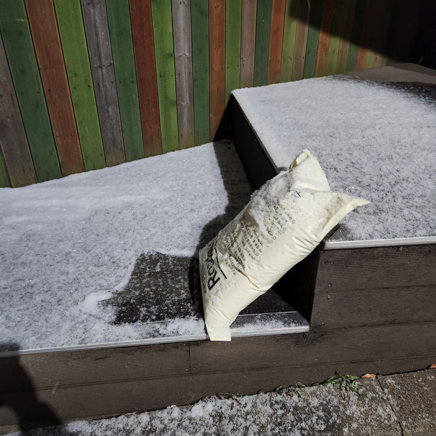 밤12시 퇴근길 눈온다...🌨
출근길 등교길 대비 내집앞 염화칼슘 살포
미리 밤에 뿌려서 경사가 심한곳인데 다행이다.