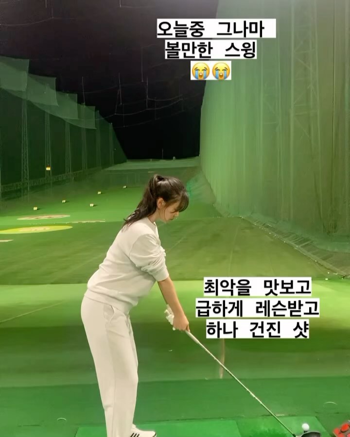 .
매번 아이언만 연습하다가 
드라이버 잡았더니 . . . 절망을 맛봤음요
세상에 이렇게 칠수가 ㅜㅜ
이정도는 아닌데  급급 양프로 소환해서
급급 레슨 수혈받고 겨우. . . 그나마. . . 
볼이 앞으로 가심요😵‍💫
진짜 매일쳐도 똑같은 골프인데
안치면 저~~~~멀리 날아가버리는 실력
이걸 왜 하나 싶다가 또 그립 잡고있는 나란 뇨자
포기하기엔 아깝고 치자니 욕심 나고 막막 그렇죠
야밤에 연습 끝나고 헬스장 고고
왜 이러니 집을 그냥은 못가는 거니?
오늘 레그프레스 라스트무게 100키로 찍고
오늘하루 끝👍
.
.
.
.
#사실은#집에와서#우리집댕댕이 #산책시켰다#🤣🤣🤣#골린이#골린이성장일기⛳️ #드라이버샷 #최악을맛보다 #골프스타그램 #골프#애증의관계 #일상기록