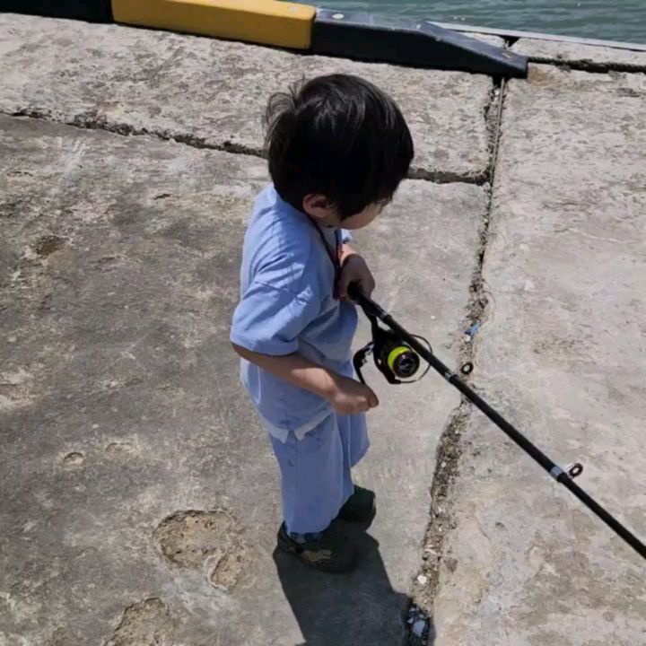 ㆍ
낚시 중독 4살아기
또 낚시캠핑가자🐟
ㆍ
회맛도 알아버리길 바래..