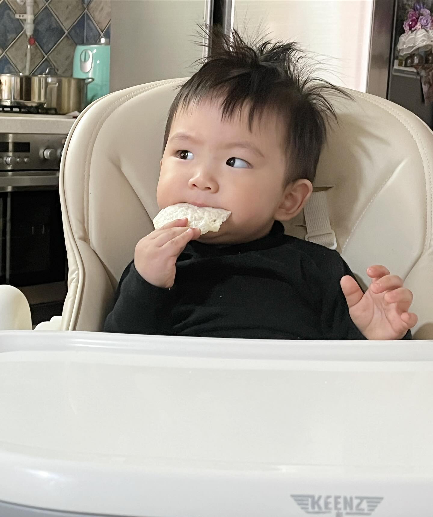 +401 👶🏻

도혀니네 가족 단체 장염 &식중독🚨
할머니 집에 가서 요양하고 돌아왔어요 

고생은 했지만 다들 살빠져서 오히려 좋아...(?) 
뭐든 잘먹던 도현이라, 못먹고 힘들어하는게 
넘 안쓰러웠음 🥲 통통베이비로 돌아와... 

일주일만에 어린이집 등원시키고 온 집안 소독하고
여유부리고 있으니 좋으네요-🤍👶🏻 
꼬미가족 이제 다들 건강하자구 〰️🤍 

#13개월아기 #12개월아기 #육아소통 #육아일상 #육아맘 #육아스타그램 #아기장염 #식중독 #아기옷 #아기일상 #아들육아 #호랑이띠아기