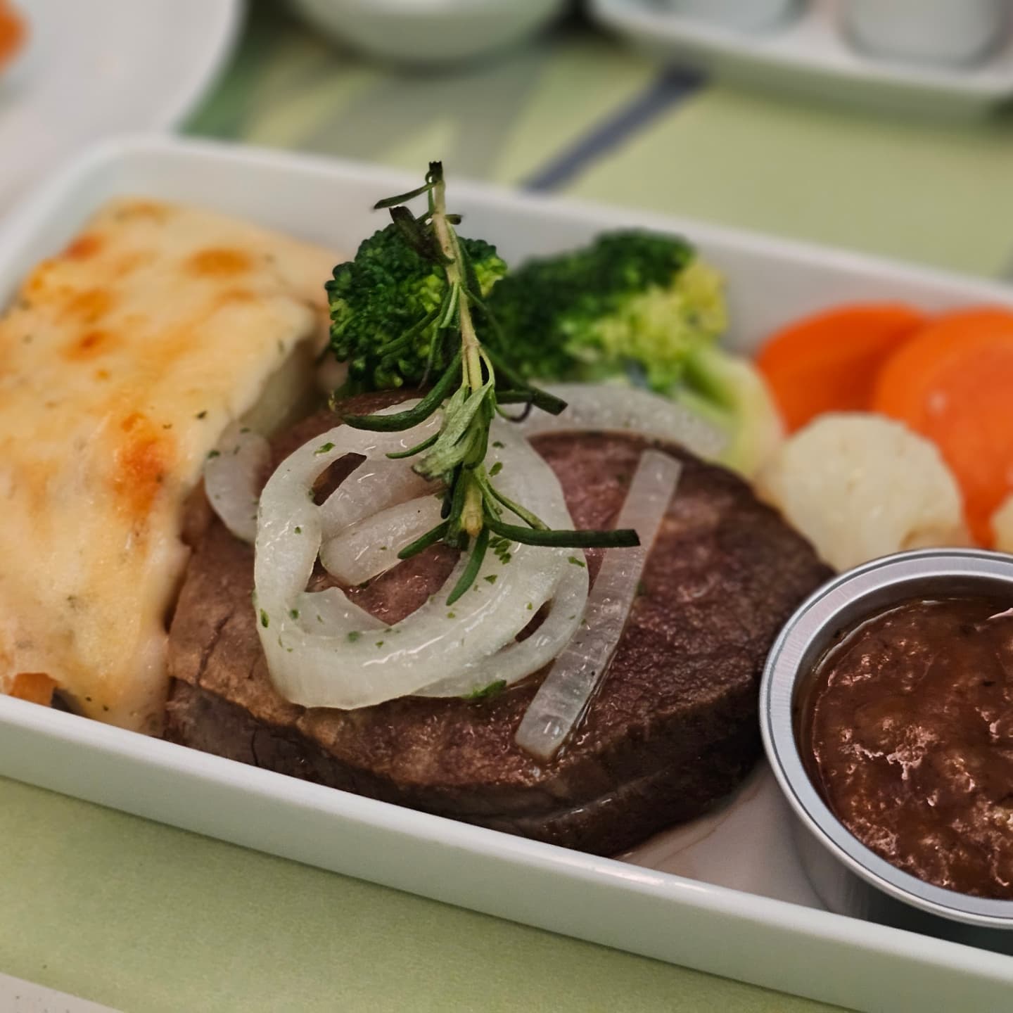 ✈️🍽 대한항공 프레스티지 기내식(인천->발리행)

스테이크 괜찮다고 하길래 미리 지정함! 🥩 
고기는 부드럽고 맛은 👌
 
배부른데 꾸역꾸역 다 먹었는데 움직이지도 못하고 누웠더니 소화 안되서 앉아서 한참을 갔다고... 😅 

간식으로 샌드위치까지.. 
배부른데 와인은 계속 들어가는건 뭐니 ㅋㅋ 🍷 

#대한항공 #대한항공프레스티지클래스기내식 #기내식 #스테이크 #대한항공기내식 #koreanair #발리여행