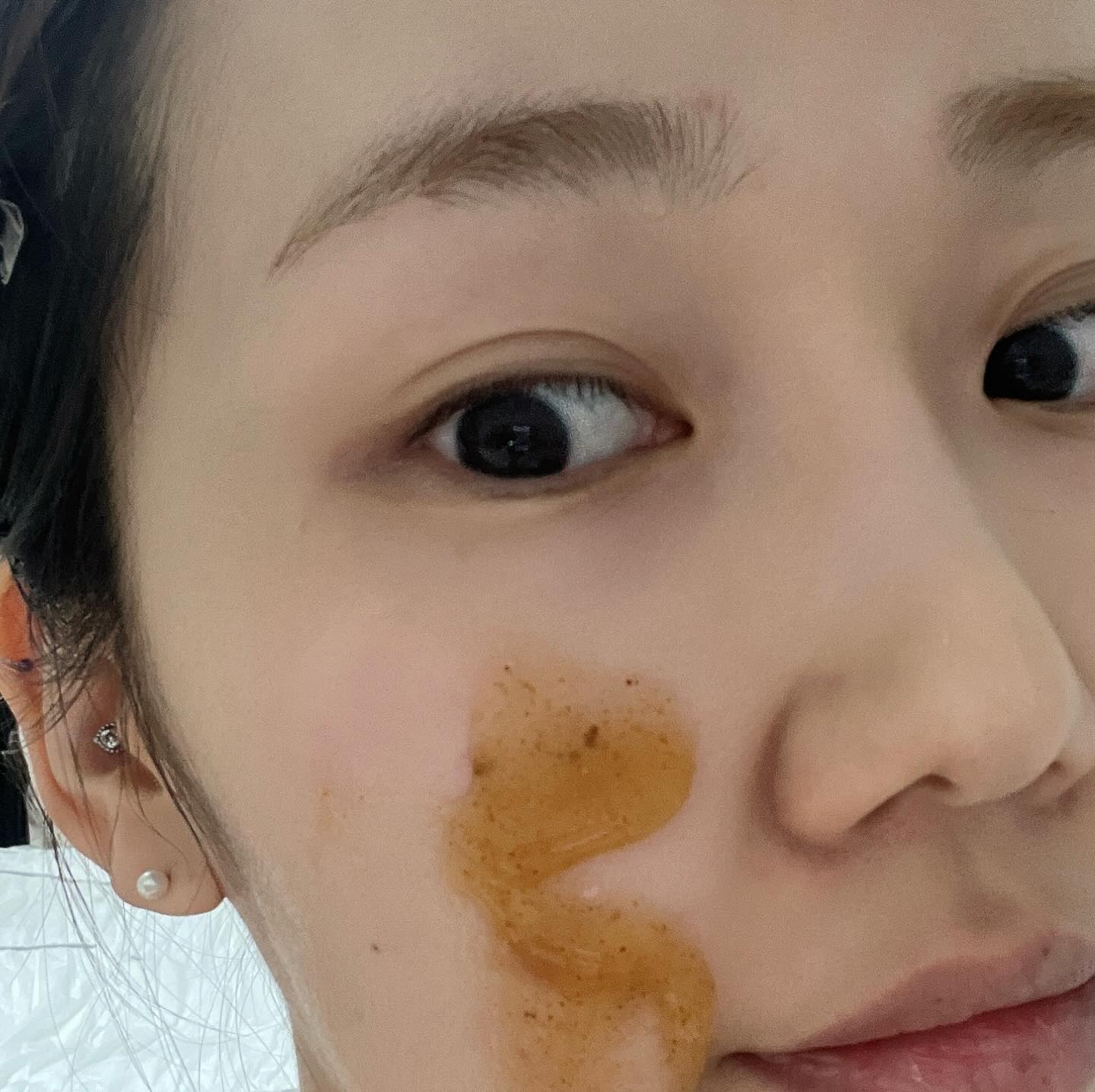 #제품제공

환절기로 들어서면서 피부컨디션도 바닥이나고
뭘해도 피부가 안예뻐보일때가 진짜 많았어요
요즘 진짜 화장할일이 얼마없어서
화장을 잘안하는데 또 할라고하면
그렇게 들뜨더라고요 화장을했는데도 피부가
안예뻐보였던..🥹
각질제거가 답인걸 알면서도 각질제거는 
자극적일거같아서 잘안하게되는데
병풀추출물이 들어가있어 진정에도 좋으며
저자극으로 주 3-4회도 가능해서
샤워하면서 가볍게 사용하기도 좋았던점이
저자극도 저자극이지만 딥클렌징효과와
수분보습 민감피부 증상완화(건조/당김/과민/거침/약해진 피부장벽)
12가지 유해성분 FREE 제품입니다 그리고 진정작용까지 도와줘
중요한일있을때 미리 그전날 사용하거나
당일에 사용해줘도 자극적이지않고 
수분보습이 그대로라 만족스럽더라고요☺️ 
심지어 성분만 좋은 비건제품이 아닌 
패키지도 물에 헹궈버리면 종이로 분리수거가되다보니
나그리고 생명 더나아가 지구까지 생각한 브랜드입니다
요즘 주 2-3회정도 사용하는데 크림도 잘먹고
결도 좋아지는거 같아요😘

#연지 #YEONJI #연지곤지 #곡물스크럽 #비건스크럽 #시카스크럽 #협찬 #캐시리뷰 #캐시리뷰체험단

“캐시리뷰와 연지YEONJI에서 무료로 제품을 제공 받아 작성하는 후기입니다.”