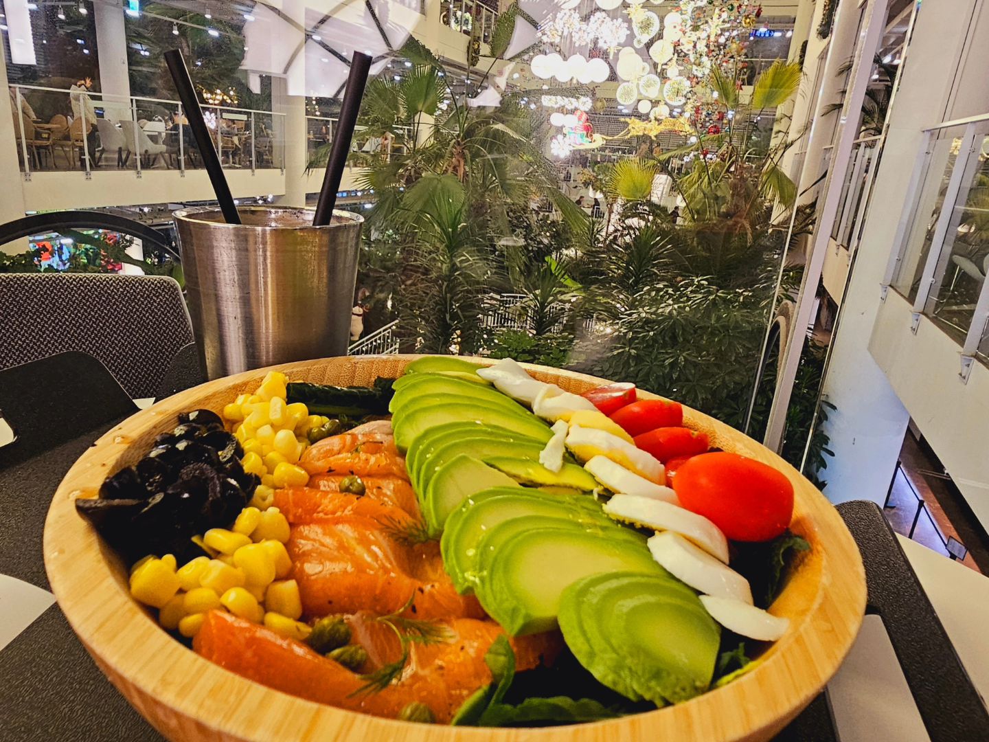 #포레스트아웃팅스송도 

매번 지나가다가만 봤는데 직접 가본건 처음!
처에서 내려서 보니 규모가 어마어마
결혼식앞둔 동생이랑 가서 샐러드먹고왔지만..
연어샐러드조차 맛있었음!

다음엔 피자와 빵 잔뜩 먹으러 오자고 약속해띠☆

반짝반짝 푸릇푸릇
가까운 근교 카페에서 눈호강 힐링할수 있어서 좋아서 추천!

집에서 15분거리 개꿀

#인천 #인천카페 #인천맛집 #카페맛집 #베이커리맛집 #카페스타그램 #빵순이 #다이어트개나줘 #데이트 #맛스타그램 #먹스타그램 #먹팔 #먹팔맞팔 #인친 #좋아요
