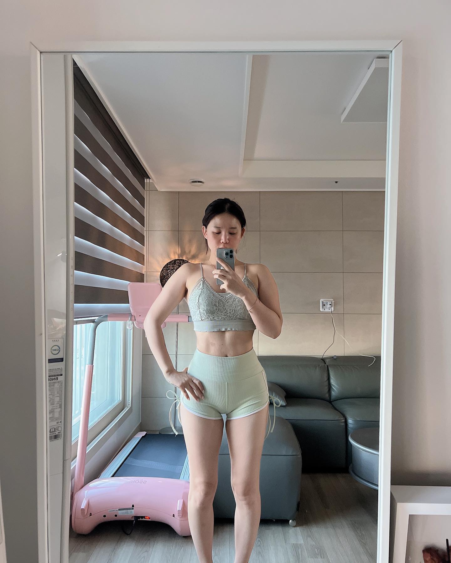 월요일 #눈바디 

지꾸만 사라지는 복근에 아침부터 
힘을 주며 사진을 찍어봅니다☺️

주말만 지나몀 사라지는 복근을 되찾기 위해서
#월요일 아침은 #공복에 몸을 움직이려고 노력해요

차 한잔을 마시고 확언을 쓰고 하루를 계획하고
요가 수련을 하고 나면 개운함을 느껴요☺️#모닝루틴 

#새벽 참 좋은게 마음이 차분해 지거든요?
자고 일어 난후 뻐근하지만 그 느낌 또한 
그대로 받아들이게 되요 참 싱기하죠?☺️
#요가하는여자 

오늘은 집앞 무인커피숍에 앉아서 업무 시작
매일 똑같은 업무지만… 또 다른 느낌‼️

일주일 다시 시작🤍 매번 느끼지만 시작은 설레임
가득한거 같아요😆 모두 모두 이번 한주도 화이팅🙌🏻

#한주시작 #나혼자만신났나?

#workout #fitness #healthylifestyle #운동소통