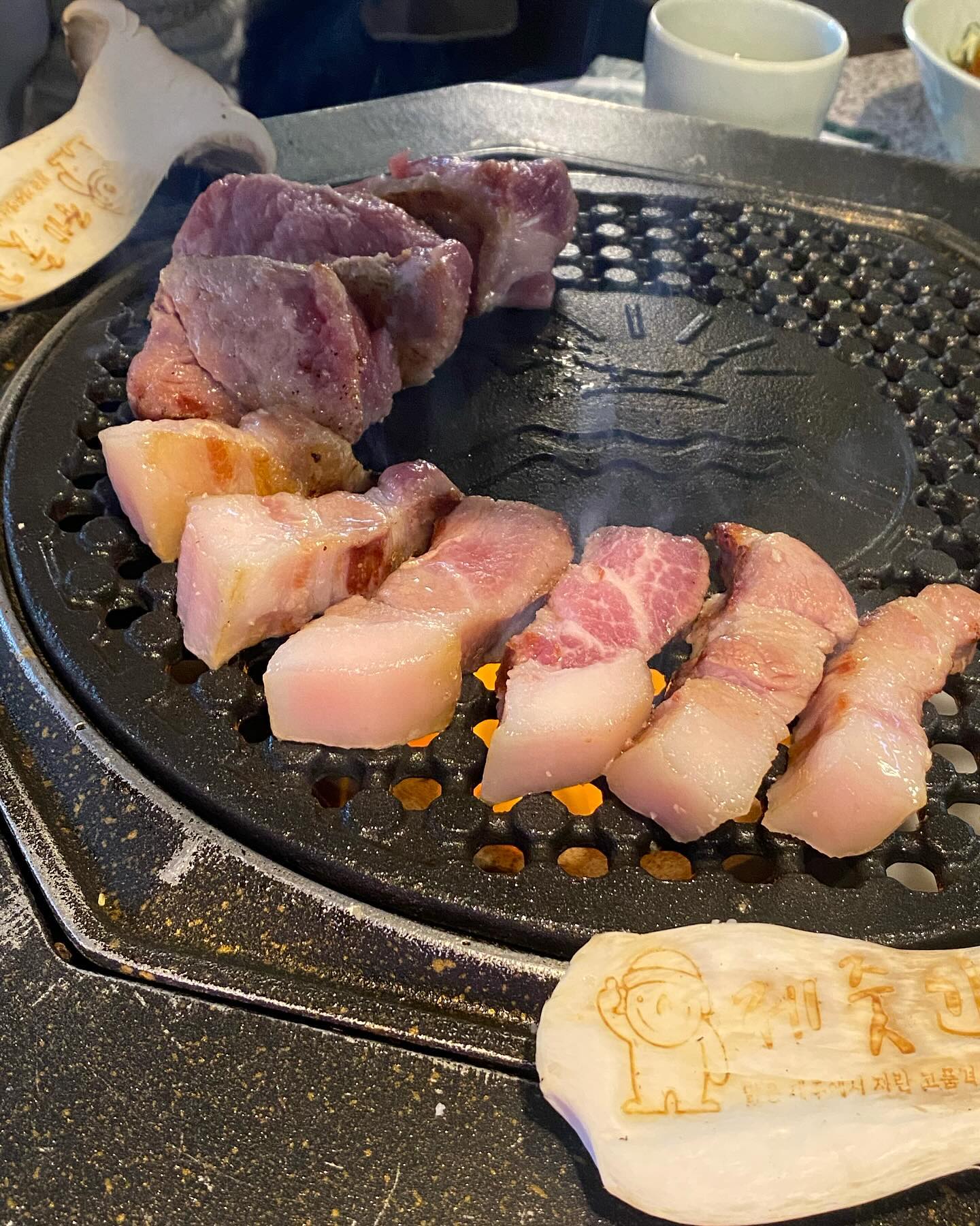 가성비 갑of 갑 제줏간 위례중앙광장점!

📍서울 송파구 위례광장로 290 상가동 1층 145호~147호
⏰16:00-24:00;(라오23:00)

최근 2년 동안 방분한 집중 가성비 갑인 식당👍

1. 흑돼지김치찌개 1회무료!

2. 쌈채소 샐프서비스 (배추,깻잎,상추) 무료3종류 비치
그 외에도 고사리, 씻은묵은지 등 말모말모

3. 사이드메뉴 저렴하고 무슨 공기밥도 머슴밥 같이 주십니다.

비빔밥 많아요라고 써있길래 
얼마나 많겠어 ㅋㅋㅋ 했는데 
진짜 🐶많아요

여기 찐 장점은 고기를 구워주십니다.
가족단위로도 좋고 회식하기도 좋다는 이야기

누가 고기꿉고 …한명은 일하고 한명을 먹는구조가 아니라구요!!🥹

그리고 이름처럼 제주도 느낌이 나서 애기있는집도 
사진찍기도 좋고 놀러온 느낌도 날 거 같아요.

#광고 #위례맛집#제줏간위례중앙광장점#위례고기집 #위례중앙광장맛집 #가성비맛집 #제줏간