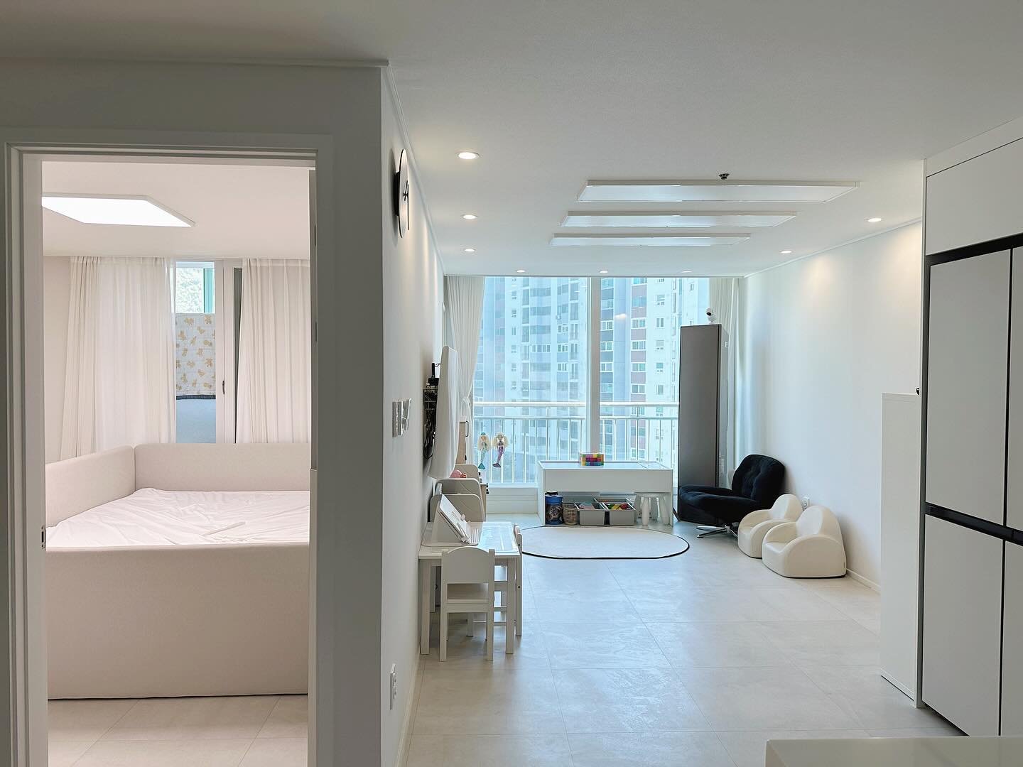 아기 있는 집 거실 인테리어 변화🏡

예전에 아기 있는 집 인테리어 변화 올렸던 피드가 떡상했었거든요,,,ㅎㅎㅎㅎ 1탄(신생아~돌)에 이어 2탄(돌 그 이후의 변화)도 사진 모아봤어요!

저희집은 실평 18평 투룸 아파트에요!
쭉 거실을 아기 방으로 사용했는데, 아기만을 위한 공간에서 어느 정도 가족들이 함께 공유하는 공간이 되기까지는 딱 2년 걸린 것 같아요🥹 두돌 지나면서 집도 숨통이 좀 트이는 것 같고 다시 집이 예뻐보여요ㅎㅎㅎ

혹시 궁금한거 있으면 댓글 남겨주세요 !

#별순이네3 

#아기있는집거실#아기가사는집#작은집인테리어#작은집꾸미기#베이비룸#베이비룸인테리어#소파없는집#쌍둥이네집#거실매트#쌍둥이네#24평인테리어