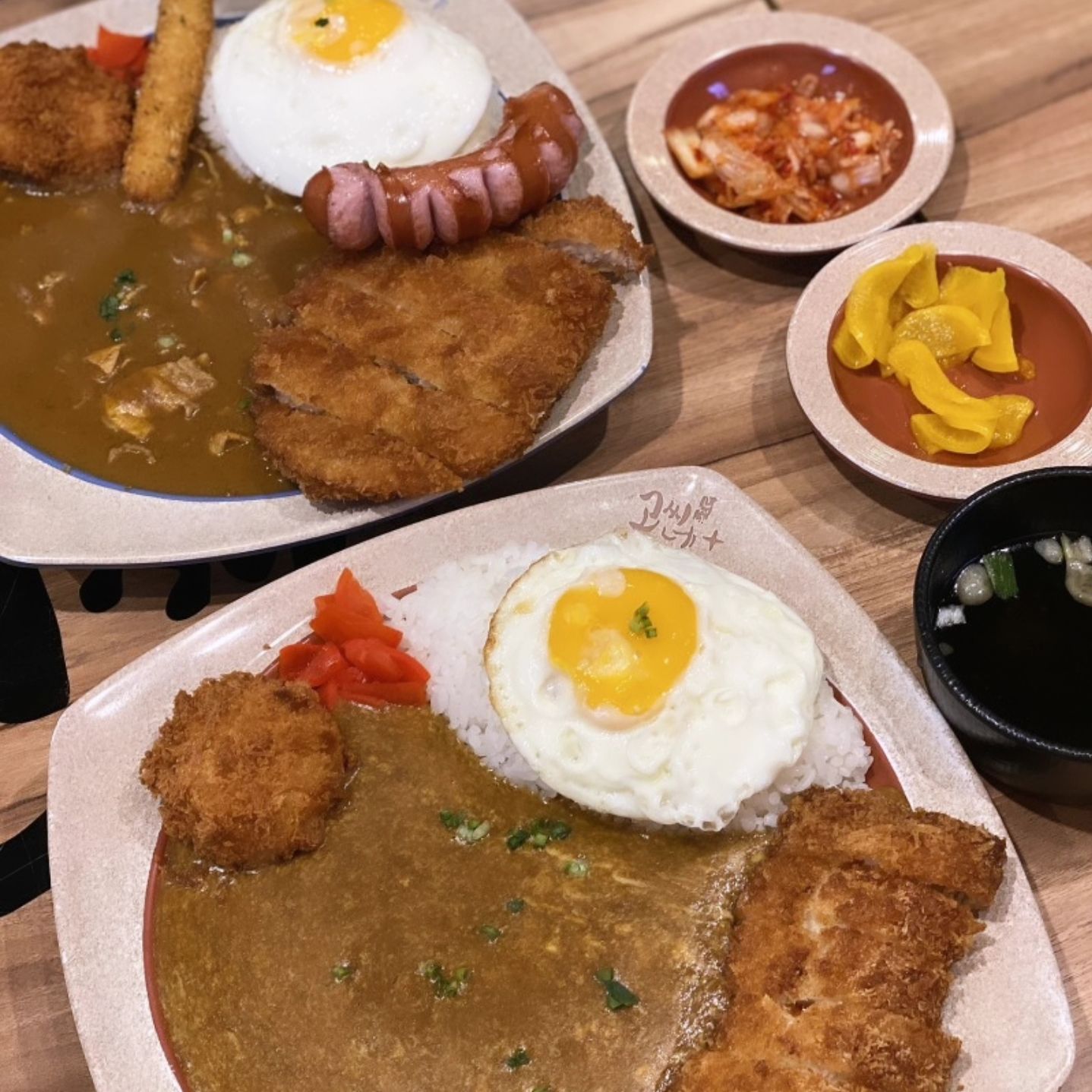 오느른 #고씨네카레 #한우소곱창카레 

충남대 카이스트 학생이라면 모두가 아는 그 곳 🙋‍♀️
일본카레 베이스로 한 돈까스 우동 가라아게 맛집 

카레전문점 답게 얼큰한 일본 카레를 베이스로 한 
온갖 튀김요리를 즐길 수 있는 곳. 닭튀김 취저 ✨️

🍎 고씨네 충남대본점 gossine_cnu
🍏 대전 유성구 궁동로18번길 8 2층

#궁동데이트 #충남대데이트 #궁동맛집추천 #봉명동맛집추천