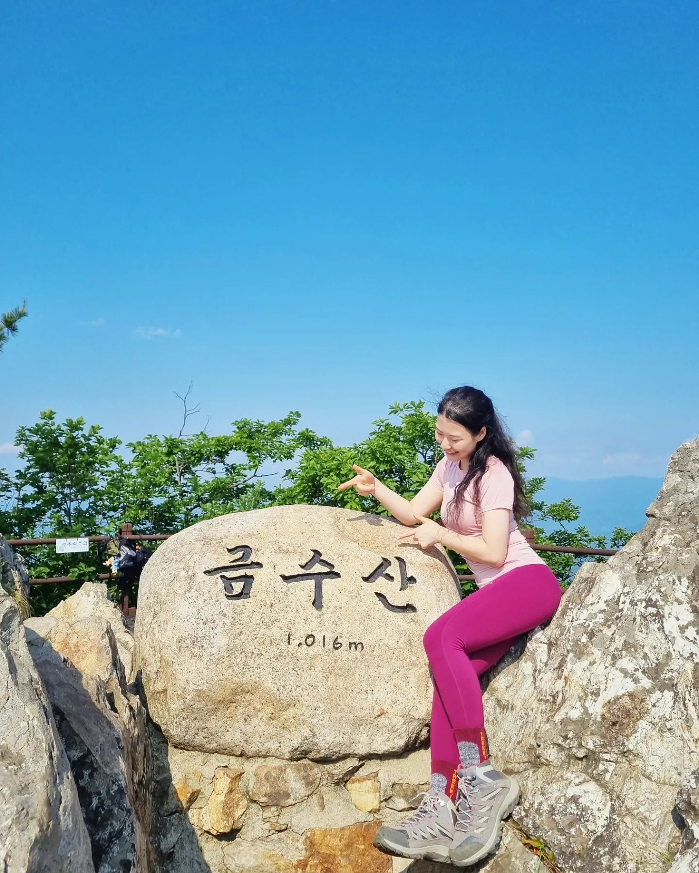#금수산 + #도락산 아니고 도랏산⛰️
#블랙야크100대명산

이제 #1일2산 은 기본🫠
히정이 살려쥬~

_

이날 진쨔 이쁨과 칭찬을 듬뿍받아서 너무 좋았당🥰🥰

첨으로 #플로깅 도 해보고 단체산행도 처음인 뜻깊은날!

_

::1산 도락산
내궁기마을 - 도락산정산 - 하산 - 이동

:: 2산 금수산
남근석공원 - 망덕봉삼거리 - 금수산정상 - 금수산삼거리 - 하산

_
_
_
#일상 #등산 #등산스타그램 #셀피 #daily #mountains #hiking #photooftheday #flogging #instagood #💚