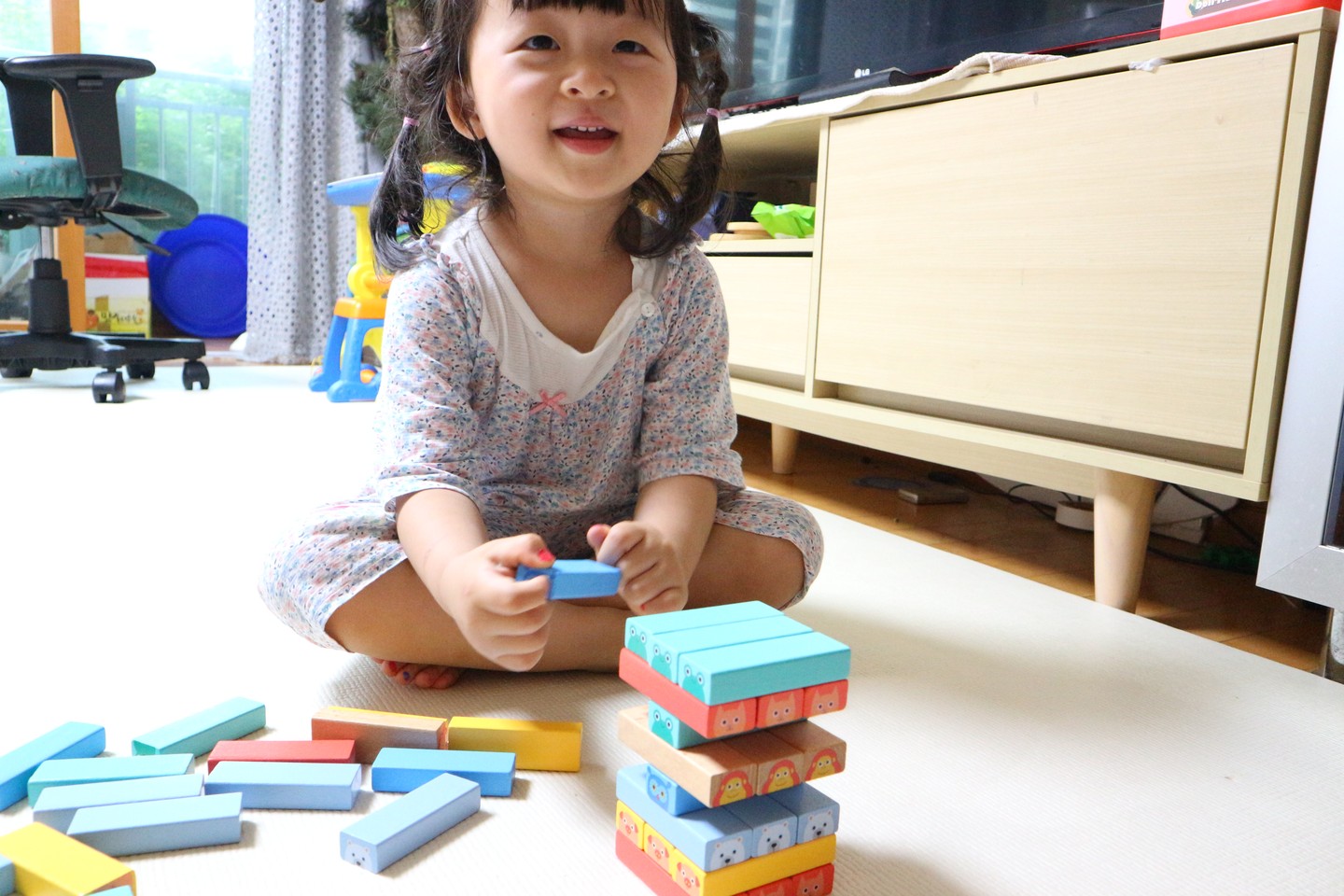 .
#블루래빗 #캥거루스쿨 #유아전집
#5세전집
.
.
.
블루래빗 <캥거루스쿨> 아기책들이 정말 마음에 들었던 이유는
<캥거루스쿨> 출시 자체의 목적이
양육자와의 교감이나 유대관계에 포커싱이 맞춰져 있다는 점!
.
.
주 양육자와의 정서적인 유대감 속에서
아이의 뇌를 자극한다는 것!
그것이 주는 발달과 학습에 대한 시너지 효과를
특히나 강조하고 있는 목적성이 분명했던 점이 매력 포인트였던 것 같다
.
.
.
.
#육아 #육아스타그램 #책육아 #책스타그램 #아기전집