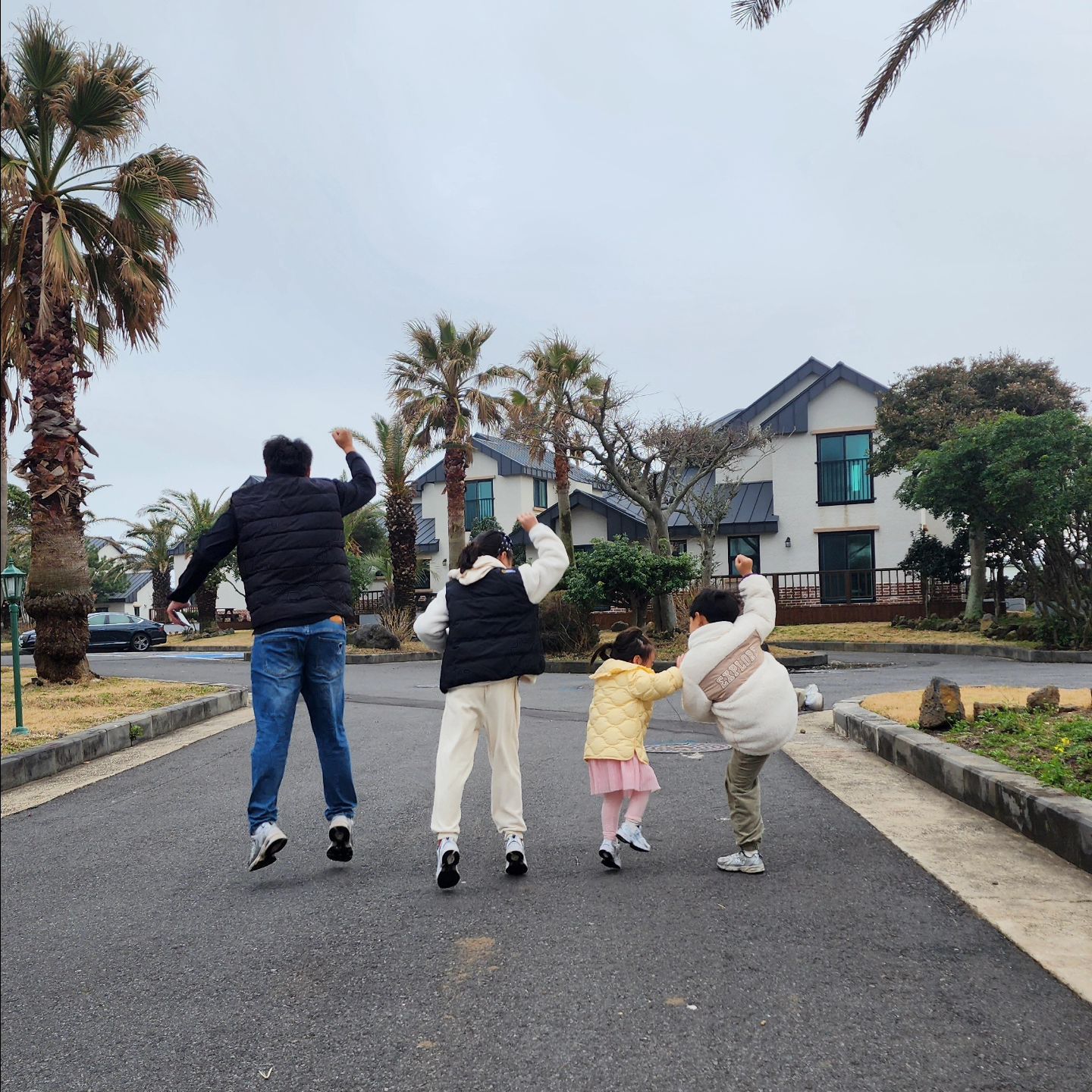 뒤늦은 제주도사진풀기.😂
제주에 있는 내내 비가와서 온통 숙소에서만 찍은 사진들뿐...ㅋㅋ
그렇게 수십번 제주도를 갔어도 이렇게까지 오래 비가 온건 처음이었던것같아요.'
제주도민들도 장마철도 아닌데 이렇게 비가 일주일넘게 온건 이상하다면서..ㅎㅎㅎ
⠀
그래서 진짜 잠깐이라도 비가 그치면 숙소앞에 나가서 산책하고
높은 파도여도 바다구경도 하고 오일장 구경 잠깐 나갔다오고했네요..
⠀
2주동안 거의 숙소에만 있었던것같아요 ;;
⠀
그래도 숙소가 넓고 뷰도 좋고 바닷가도 가깝고 시설도 좋아서
숙소에만 있어도 답답하지않았던 것 같아요.
⠀
여기저기 돌아다니지를 못해서
사진을 많이 못찎은건 아쉽지만
숙소가 나름 예뻐서 아이들 사진 몇장이라도 남길수 있어서 다행이었어요 ㅎㅎ
⠀
새학기 등하원전쟁으로 시달리는 요즘이라
비오는 제주마져도 넘나 그립네요;;
⠀
⠀
⠀
⠀
⠀
#추억팔이 #제주도가고싶다 #제주살이 #지금은현실 #일상복귀 #내보물들
