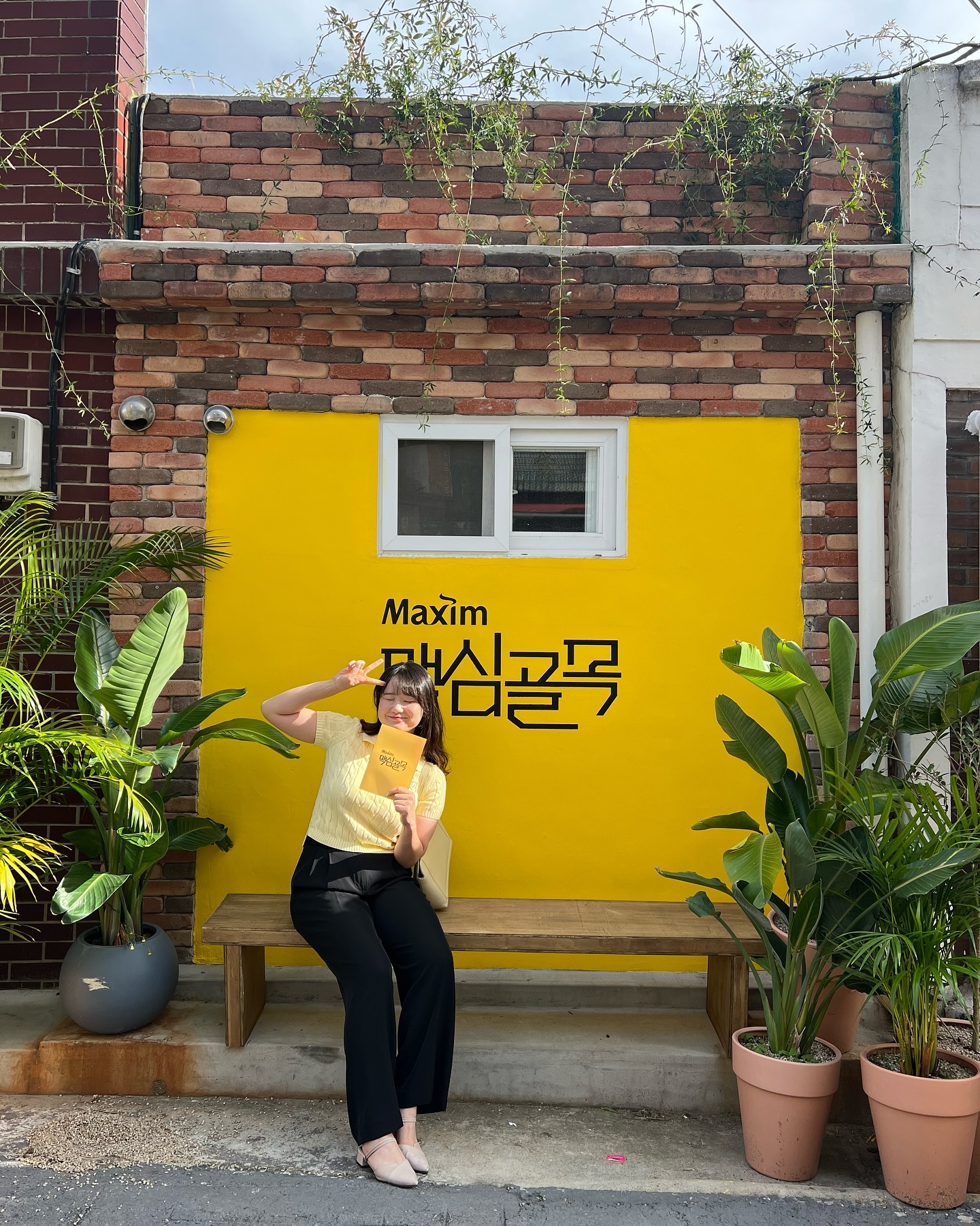 오랜만에 군산 나들이~
월명동에 팝업생겼다고 해서 궁금했는데
갔다가 사진찍기 미션 success🫶🏻

사소한 걸로도 🍞💥하루
anybody_annie 제주도 빼곤 다 갈 수 이쒀~~

#군산 #맥심골목 #군산맥심거리 
#쏭스타그램 #셀스타그램 #selfie #군산카페