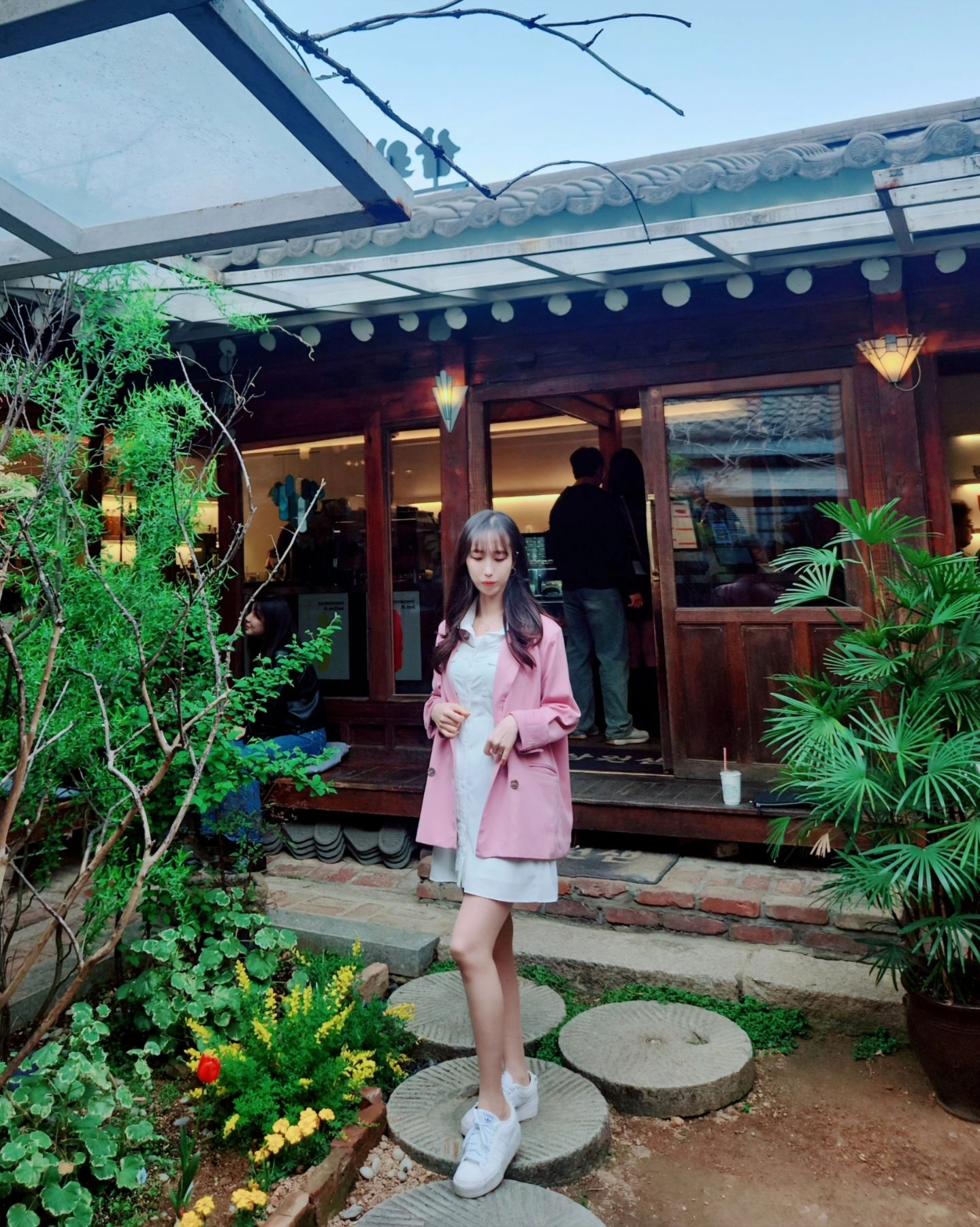 #혜화카페 

고즈넉한 한옥 분위기가 예쁜 혜화카페 ☕️

핸드드립 커피와 크로플을 맛볼수 있고 
위스키 칵테일 와인까지 판매하고 잇어서 
다양하게 즐기기 좋은 곳🤎

다같이 한옥분위기에 취해버리자구우🥰

.
.

☕️서울 #삼원샏
☕️cafe_samonesec

📍서울 종로구 대학로11길 9-3 삼원샏
📍매일 11시-10시

.
.
.

#혜화역카페 #혜화한옥카페 #혜화카페 #혜화카페추천 #혜화가볼만한곳 #혜화놀거리 #혜화크로플 #혜화데이트코스 #혜화카페맛집 #혜화역카페맛집 #혜화위스키 #혜화칵테일 #혜화위스키 #대학로카페 #대학로데이트 #서울카페 #종로카페