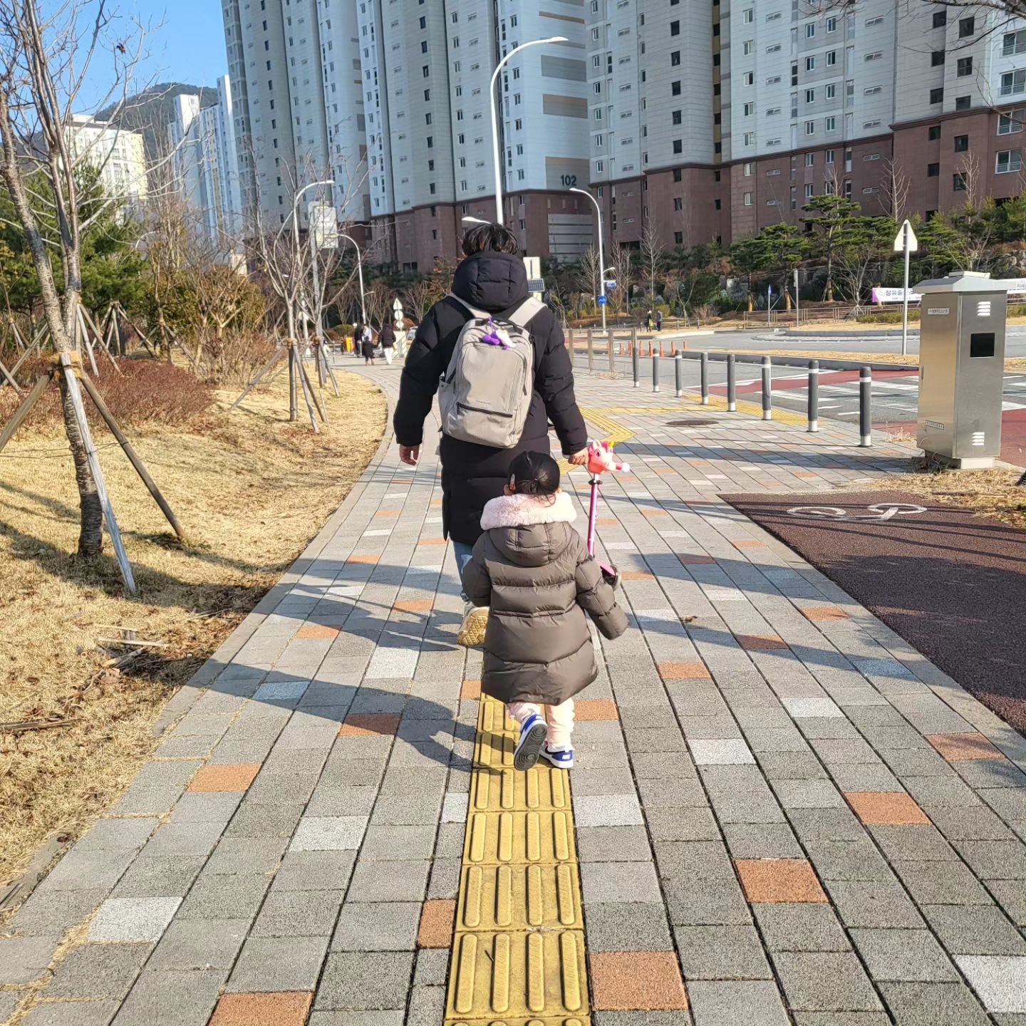 근처 공원에서 마술공연과 프리마켓이 열려 구경하는데
#노홍철책방 보더니 사진찍어달래서 한컷ㅎㅎ

#5살일상기록 
#재밌는하루