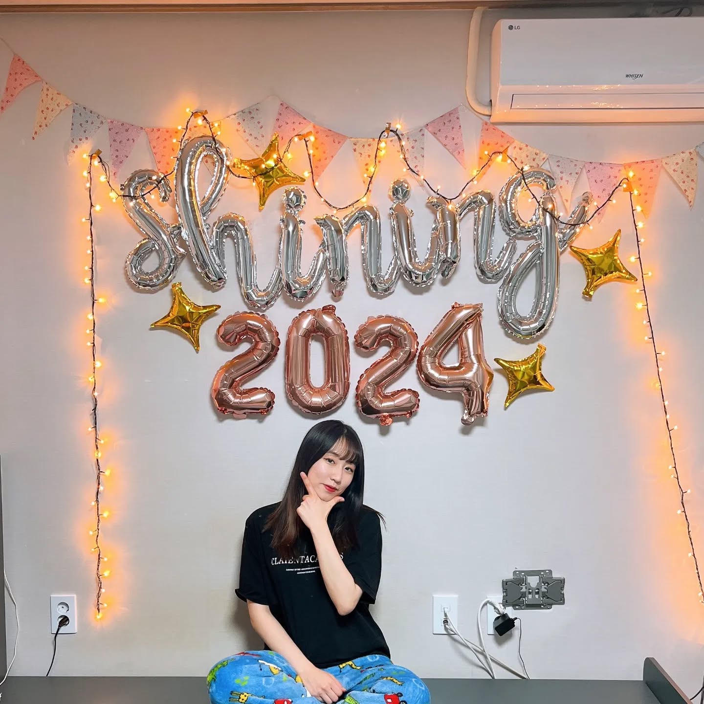 더 늦기 전에 올리는 연말파티 포스트🎉
마지막 수현쓰네 연말파티...즐거워써🥰 6주년이라니~ 우리 나 21살때 만났는데 벌써 26살이야~🤣 6년동안 함께할 수 있어서 감사해✨️
2023도 알바,외주,친구들로 열심히 채웠다!❣️
가장 큰 이벤트는 독일 워홀을 온 것!🇩🇪 해외에서 일해보는게 꿈이었는데, 한 발짝씩 나아가고 있다🙌🏻 독일 생활은 아직도 적응중이고 여러모로 힘들지만 힘내보는중...!! (가족이 보고싶은게 젤 힘들다🥲🇰🇷) 사랑하는 내 사람들도 행복 가득한 2024가 되기를. 
Shining 2024가 되길 바라고, 내가 그렇게 만들어야지!🙏🏻

2023 was also fulfilled by part-time job, outsourcing and friends❣️
The biggest event is that I am in Germany🇩🇪! Always dreamed of working overseas, so I am achieving it step by step🙌🏻 still trying to get used to living here.(miss my family a lot😭) 
I wish shining 2024, and I will make it🙏🏻 Good luck for my people too🥰