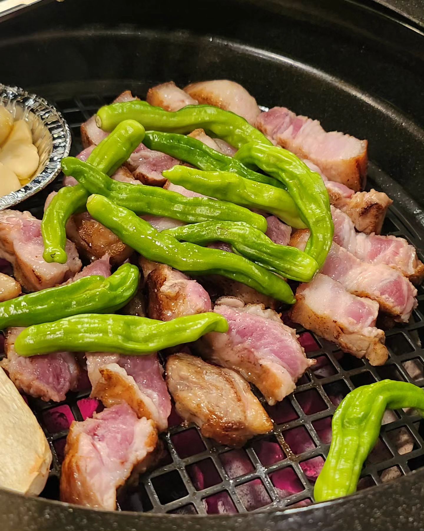 .

오랜만에 #이씨네푸줏간 갔다

고기를 초벌해서 가져다 주시는데 고기가 부드럽고 맛있다👍🏻
특히 사이드 파절이 비빔밥 맛있으니 꼭! 먹어야함!!
고기부위 내픽은 오겹살~~😆

#동명동맛집 #동명동고기집 #이씨네푸줏간본점 #파절이비빔밥
