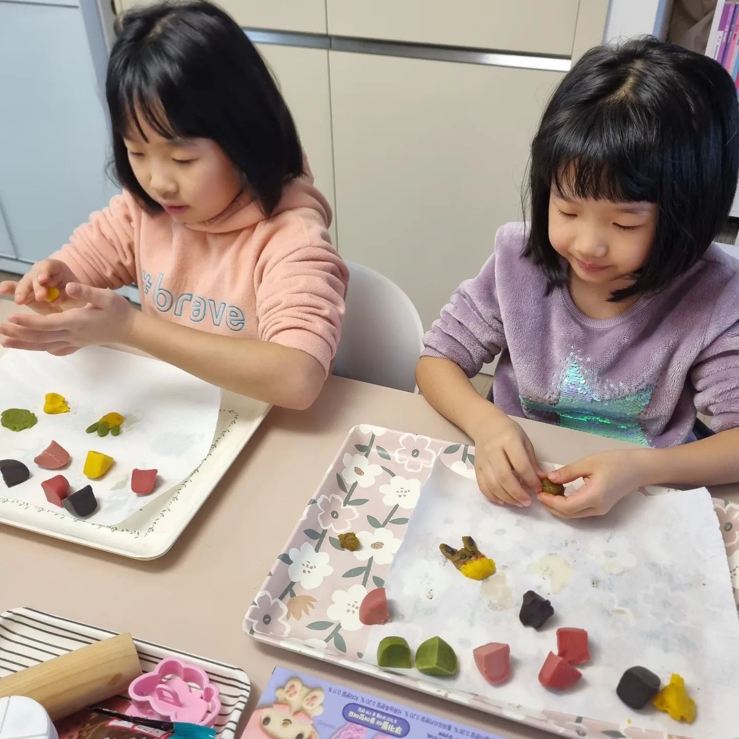 #까똑맘
오늘은 저번에 사 둔 아이라이킷 클레이쿠키를 만들어봤어요.
5가지 색상의 쿠키 반죽과 마이멜로디 쿠키커터가 들어있네요.

아이들이 쿠키 반죽 양이 적다고 해서 급히 쿠키 반죽 더 만들어 제공하니 아이들이 한참을 만들었어요.
쿠키만 세접시 나왔네요.😆
지난번 사용하고 남은 초코펜으로 꾸미기까지!

애들아 낼 간식은 요거다!ㅋㅋ

#쿠키만들기 #아이라이킷 #클레이쿠키 #마이멜로디쿠키 #마이멜로디 #쿠키 #피카츄 #이브이 #리피아도있어요 #초등맘 #세종맘 #주말놀이