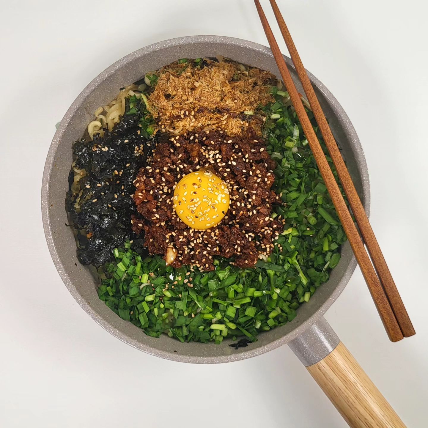 저번에 heewon_home님
인스타에서 보고
따라만들어본 마제구리!!

부추 듬뿍 썰어넣으니 더 맛있어서 
주말에 남자친구도 해줬는데
남친도 맛있다고 해줌ㅋㅋ

마지막에 밥도 비벼먹어야하는데
면만해도 꽤 많아서
밥까지 먹으려면 
다음엔 1개만 끓여야겠다.

#먹스타그램 #마제구리 #마제소바 #너구리라면