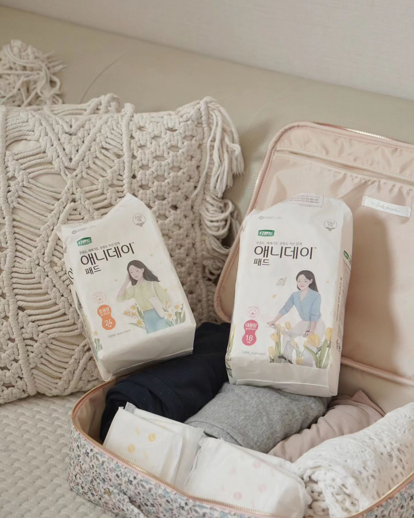 #광고
출산 이후 배에 힘이 들어가는 운동이나 웃음, 기침을 하면
가끔 요실금 증상이 나타 날 때가 있어요…😭

요실금은 자연스럽게 나타나는 증상이라는 얘기는 들었지만
나는 아직 아니겠지 했는데 종종 당황스러울 때가 있더라고요..
실수하지 않을까? 남들이 알면 어쩌지? 하는 때가 있었다면
이제 #디펜드애니데이 로 티 안나게 해결해 보아요!
요실금 전용 디펜드 애니데이 패드의 장점은 100% 유기농 순면
커버로 착용감이 편할 뿐만 아니라 일반적인 여성용품 패키지와
비슷하며, 얇고 가벼워 부담 없이 사용할 수 있다는 거!!
요의 특성에 맞게 최적화된 요실금 전용 패드로
흡수도 빨라 보송보송하고 냄새와 샘 걱정 ZERO예요.
사이즈는 중용량, 대용량 두가지가 있는데요~
중용량은 속옷에 고정되는 양 옆 날개가 있어
활동이 많아도 샘 걱정 없고요~
대용량은 길이가 중용량 보다 길이가 길고 날개 대신
옆 샘 방지막으로 안심하고 사용할 수 있답니다!!
요즘엔 저의 파우치 필수템이 되었어요💕

가벼운 요실금 전용 제품 디펜드 애니데이의
자세한 정보는 유한킴벌리 직영몰 오늘플러스에서 알아보세요~😉

#디펜드 #애니데이 #유기농패드 #요실금전용제품 #DEPEND #유한킴벌리 #요실금#요실금패드 #요실금라이너 #요실금전용제품 #산후요실금 #요실금패드추천 #요실금 #요실금관리 #유기농패드추천 #유기농라이너추천