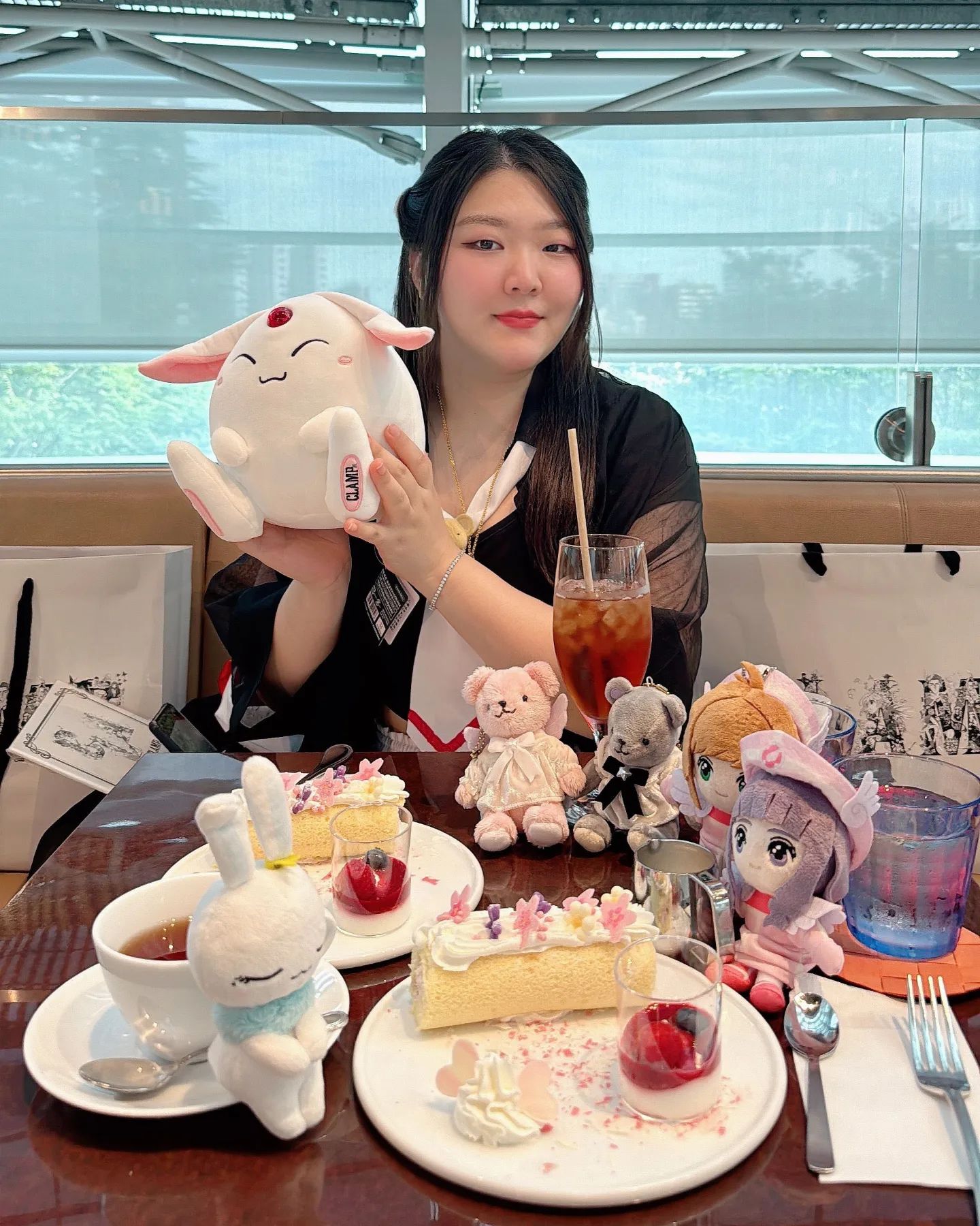 클램프전 카페

전시장에 건물 1층과 2층에 카페가 있는데
2층 카페는 아키호가 만든 롤케이크와 홍차 세트  디저트
1층은 클램프 테마 음료 2잔이 있었어요

2층 롤케이크는 생각보다 맛있어서 놀랐어요!
따뜻한 홍차로 시키면 
설탕과 우유도 주셔서 밀크티 변신도 가능

1층 음료는 인당 2잔 제한이 있었구...
맛은...별루 였습니다ㅎ

음료제한이 있어서 코스터 올클 못하구
나라님과 똑같이 AMP 받았습니다ㅋㅋㅋ

#클램프전 #콜라보카페 #클램프덕후 #클램프카페 #클램프전도쿄 #클램프
