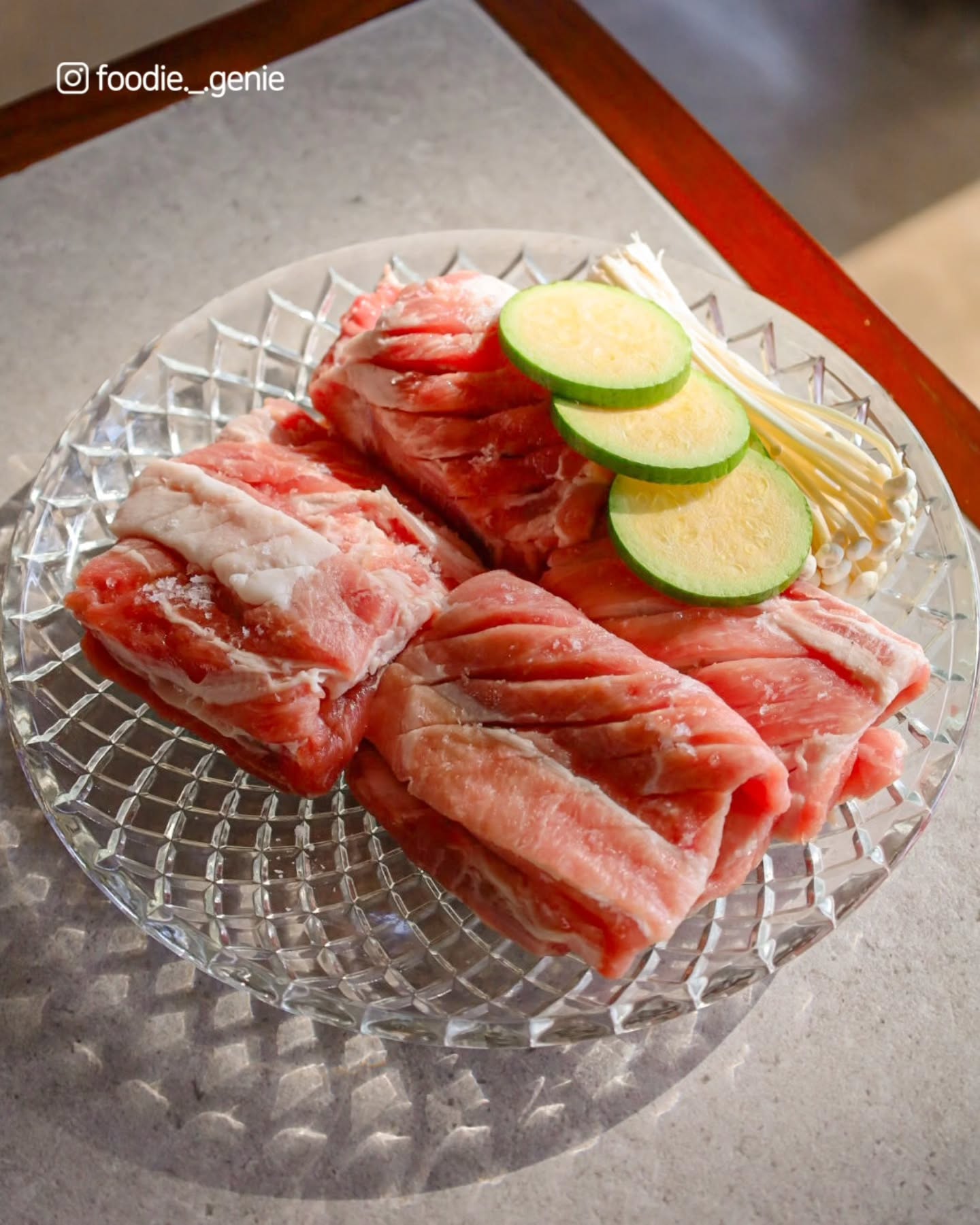 🐷
중문돼지고기맛집 찾는다면? 여기로 오세요!

스토리로 올렸는데, 고깃집 뷰 맞냐고 문의 폭발했던 곳🔥
시원한 제주 바다 뷰를 보며 흑돼지를 구워 먹을 수 있는 서귀포 중문 고깃집, 지금 바로 소개할게요-

대표 메뉴인 돼지생갈비는 육즙이 가득하고 부드러워 첫 입부터 감탄나소누 맛이에요- 그리고 씹을수록 고소한 맛이 나는 꼬들살은 쫄깃한 식감 덕분에 중독성 최고👍🏻

탁 트인 제주 바다를 바라보며 맛있는 흑돼지를 구워 먹는 낭만! 특히 해질녘 노을과 함께라면 분위기 폭발하는 곳이에요. 고기만 먹기 아쉬울 땐 와인 한 잔과 함께 하면고급스러운 분위기와 맛을 동시에 즐길 수 있어요🍷

No키즈존 아니고, Yes키즈존! 장애인 편의시설도 준비되어 있어서 가족끼리 오기 딱 좋은 곳이라 생각해요- 네이버로도 예약 가능하고, 특히 주차 걱정 없는 넓은 공간과 깨끗한 매장 덕분에 편안한 식사가 가능합니다🙂

💡 꿀팁!
1️⃣ 네이버 예약 할인 쿠폰 10% 받아가세요!
2️⃣ 고기와 된장찌개를 같이 즐기면 꿀맛 보장

데이트, 친구들과의 특별한 여행 코스 찾는다면 돈가도!
돈가도 바로 옆에 오션뷰 카페까지 있어 완벽한 코스까지✨️

-

입맛 까다로운 제주도민의 맛집 큐레이션
맛있는 곳으로 foodie._.genie 가 안내할게요🤓

-

🍖 돈가도 dongado.jeju
🪧 제주 서귀포시 대포로 148-15
🕐 영업시간 12시 ~ 21시
⚠️ 화, 수요일 정기휴무 
✅️ 네이버 예약, 캐치테이블 가능
🍊 재방문의사 있음 
☕️ 돈가도 영수증 지참시 누바비치 카페 일부 할인

#중문흑돼지 #중문흑돼지맛집 #서귀포중문고깃집 #협찬 #제주오션뷰고깃집 #제주맛집  #제주고깃집 #중문핫플
