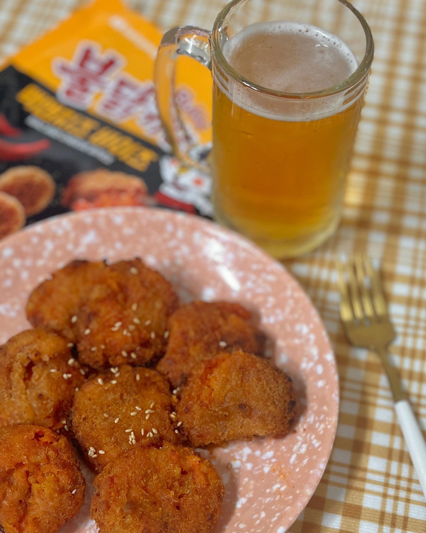 #협찬 #제품제공 

🔥불닭 신상 맥앤치즈바이츠 🍗🧀
 playbuldak 

화끈한 불닭과 고소한 맥&치즈의 콜라보 불닭키친 맥앤치즈 바이츠🖤

에어프라이어로 또는 후라이팬 간편 조리 ☑️

시원한 맥주 안주는 물론 매콤하게 즐기는 불닭 맥앤치즈 바이츠생빵가루를 입혀 바삭한 튀김 🔥화끈한 매운맛 토핑,꾸덕하고 진한 체다치즈와
 쫄깃하고 담백한 마카로니의 조합,🫶

한 입 사이즈로 화끈하고 맛있게 술안주 또는 
간편한 간식으로 즐겨보세요!😋

#불닭키친 #불닭 #buldak #불닭신상 #불닭볶음면 #불닭냉동 #불닭밀키트 #밀키트 #냉동제품 #밀키트추천 #삼양식품