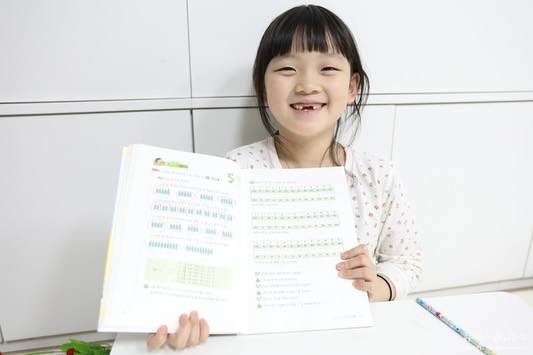 #협찬 이지만 진심가득

초등학교 구구단 배우기 전에 미리 재미있게 시작해볼 수 있을 것 같더라구요.
방학을 이용해 아이와 함께 읽어보면서 구구단을 조금씩 배워나가고 있답니다.
크게 어렵지 않아해서 술술 풀어나갔어요.
게임처럼 재미있는 다양한 구구단 활용법으로 곱셈도 척척척!
초등 수학 교과서에 나오지 않는 다양한 구구단 활용법까지 수록되어 있어서
아이들에게도 더 재미있고 즐겁게 알려줄 수 있어 좋겠더라구요.
이 책 보고 나니 구구단 보드게임도 더 재미있어집니다~!

외우기만 한다고 되는 게 아니잖아요.

사고와 응용이 중요한 요즘
결과도 중요하지만 과정도 제대로 짚어줘야하기에
이해를 통해 차근차근 가르쳐줄 수 있어 좋은 것 같아요.

9세추천동화 <외우지 않고 구구단이 술술술>
원리로 깨치는 곱셈구구

겨울방학 / 봄방학동안 아이와 함께 제대로 살펴보려구요~!

#마음이음 mindbridge_publisher

#초등추천도서 #어린이필독서 #마음잇는아이 #지식잇는아이 #함께하는이야기
#9세추천동화 #교과연계 #정서발달 #인지발달 #초등지식책 #수상작 #초등창작동화