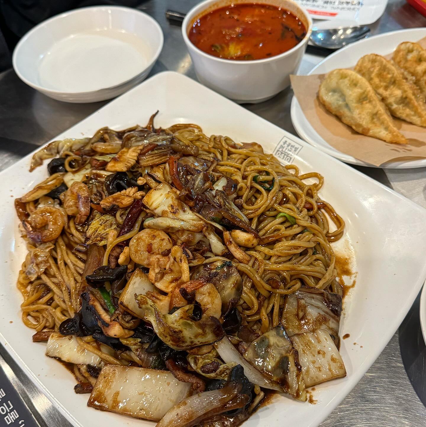 〰️
📍홍콩반점0410 의왕내손점

⭐️⭐️⭐️⭐️
오랜만에 홍콩반점🇭🇰
쟁반짜장 넘 맛있구 짜장엔 군만두까지 필수🥟

📋
쟁반짜장 14,000원
군만두 3,500원
짬뽕국물 1,000원

🗺️
경기 의왕시 내손중앙로 4 벨포레스퀘어 113호114호