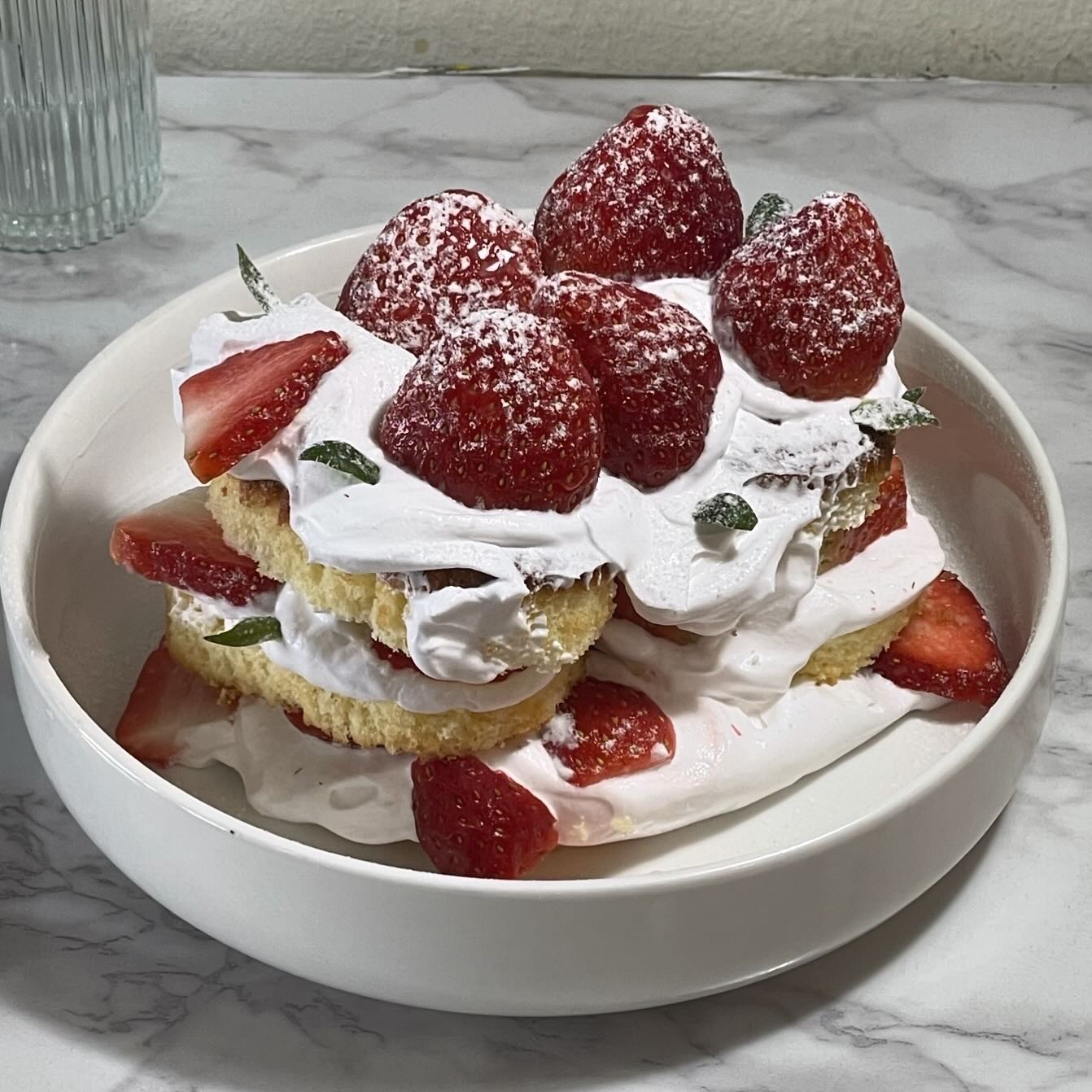 🍓
포슬포슬한 카스테라 시트 사이사이에
생크림과 딸기가 콕콕 !
보드랍고 달달한 맛의 케키디저트예요♥️