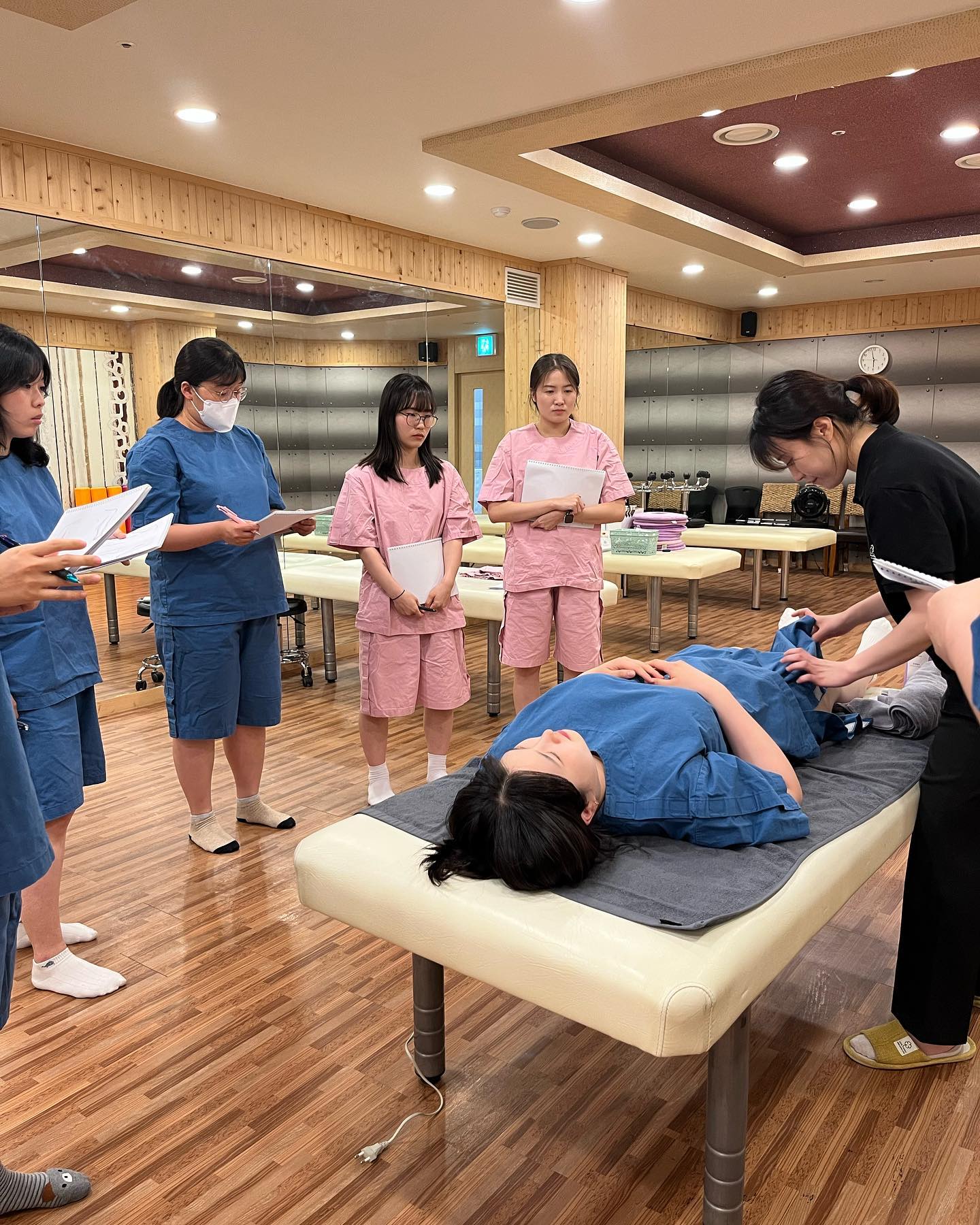 aamt academy 림프&내장기 교육 듣고왔어요~!

혈액,림프 순환계에 대한 이론교육과 부종과 셀룰라이트 감소를 위한 림프마사지 실습까지!!

물리치료에서 실제로 하는 림프마사지를 받아보고 실습하니 너무 좋은기회였어요~

물리치료쪽에 관심있는 체육업계 종사자분들이 듣기에도 유익한 내용이라 추천하는 교육이에요🤗🤗

aamt academy 에서 10월중에도  교육 진행 예정이라 궁금하신분들 들어보세요~
aamt_academy
