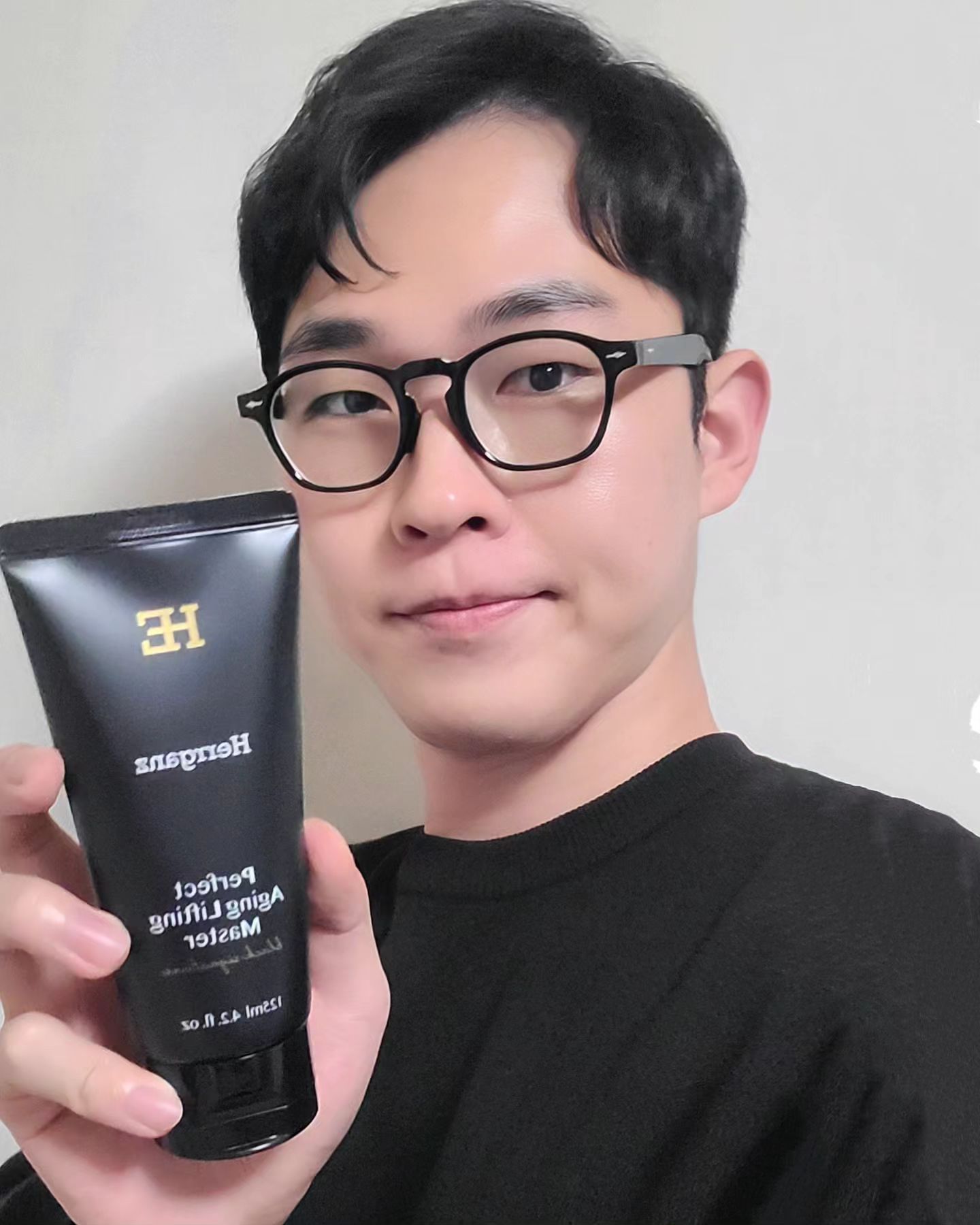 #협찬
'
산삼과 말태반의 강력한 조합, 남성의 나이테를 모두 지워드립니다!🧖🏻‍♂️✨️
헤르간즈 hergganz
[퍼펙트에이징 리프팅 마스터]
'
헤르간즈 퍼펙트에이징 리프팅 마스터는,
말태반 & 산삼의 최강 조합으로 중년의 처지고 탄력 잃은 피부를 되돌려 주는 남성피부에 특화된 안티에이징 주름 크림입니다!🙆🏻‍♂️👍🏻
'
말태반 10,000 PPM과 귀한 산삼 추출물 성분이 무려 10,000PPM 최대 함유되어 있다는 사실!👨🏻‍🏫
'
두꺼운 남성 피부에 최적화된 300달톤(Da) 초저분자 콜라겐으로 피부 침투율을 높이고 산삼의 사포닌과, 진세노사이드 성분으로 피부 본연의 탄력을 강화시켜 남성들의 피부 처짐을 완벽하게 보호해줍니다!🧖🏻‍♂️✨️
'
남자의 노화를 되돌리기 위한 노화관리 레시피 헤르간즈 '퍼펙트에이징 리프팅 마스터' 추천드립니다!🙋🏻‍♂️
'
#마초올인원 #마초크림 #블랙시그니처 #남자올인원 #안티에이징 #리프팅올인원 #남자화장품 #남자크림 #남자화장품선물 #남자화장품순위