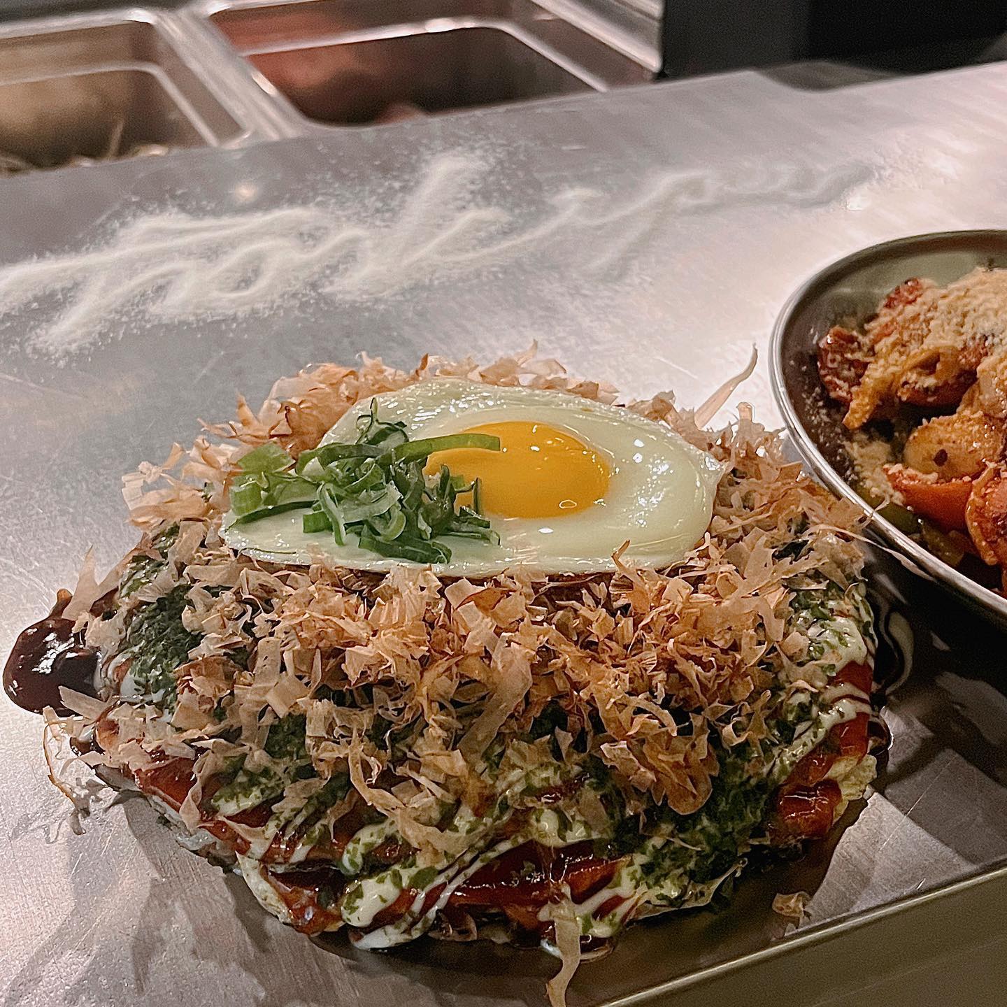 #오야
📍위치: 대전 서구 둔산로 4 신둔산빌딩 203호
❤️일본에 온것같은 현지의 맛을 가진 오코노미야끼와 야끼소바
🧡소금으로 글씨써주는 퍼포먼스가 진짜 멋있음!!(참고: 바에서 먹을때만 가능!!!, 다인석에서는 없다고 함!)
💛회전율은 빠르지만 자리가 넉넉하진 않아서 웨이팅 있을 수 있음…! 그리고 입구찾기가 어려움..! 엘레베이터처럼 생겨서 그냥 지나칠뻔
💚야끼소바가 개인적으로 제일 맛있음!! 간도, 양도 적당하고 야채추가 안해도 야채가 많음!! 우동면보다는 소바면을 추천!!
💙오코노미야끼:13000원, 야끼소바:12000원
💜추천메뉴: 야끼소바
🤎재방문의사: 80%

#맛집스타그램 #맛스타그램 #맛있다그램 #먹스타그램 #먹방 #술스타그램 #오늘뭐먹지 #야식 #꿀맛 #먹스타그램 #먹스타 #먹스타맞팔 #먹팔 #먹스타그램맞팔 #먹팔환영 #먹팔맞팔 #소통 #좋아요 #팔로우늘리기 #좋아요반사 #좋반 #좋아요늘리기 #팔로우 #맞팔 #likefoefollow #lfl #fff #f4f #follow4follow