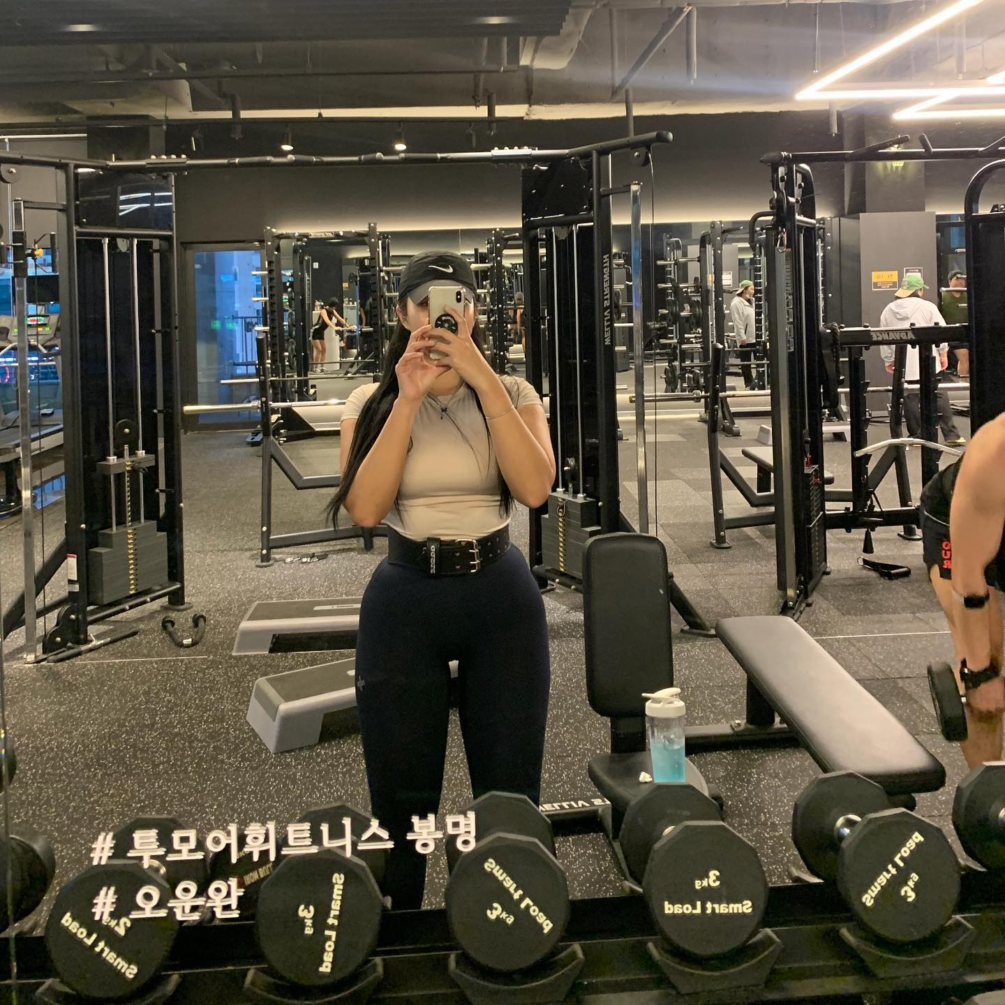 나 데드하다가 허리 다칠거 같았는지..
워녁 벨트 뺏기 성공 (∗❛⌄❛∗)

💡 헬스장 꿀팁 하나 줌 💡
운동 엉망진창으로 하고 있으면
헬짱들이 보다가 식겁해서 말걸어줌…

하핫 ◡̈