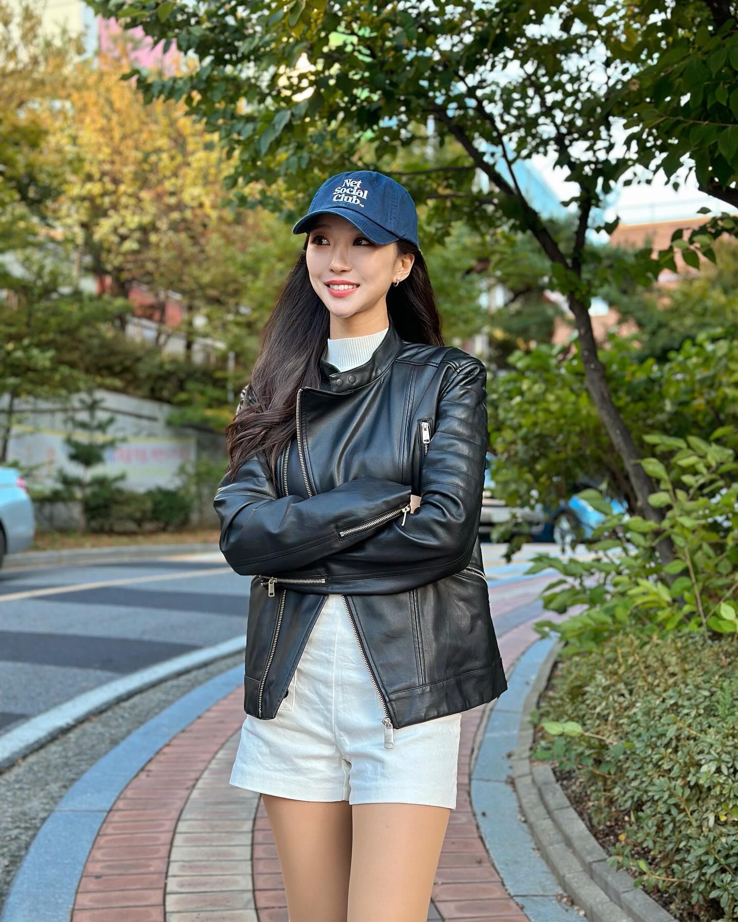 🌪️ 오늘 바람 왜 이렇게 부는거죱 흑 🥹
🧢모자 날아갈 뻔ㅎㅎㅎ

느낌있는 로고 디자인과 빈티지한 컬러 무드가 매력적인 모자는 #넷소셜클럽 nsclub.official 제품

어느룩에 매칭해도 착용감이 자연스러워 마음에 들어요 :) 지금 무신사에서 단독 10% 할인 중!

#netsocialclub
#brandia_store #브랜디아 #볼캡 #ad