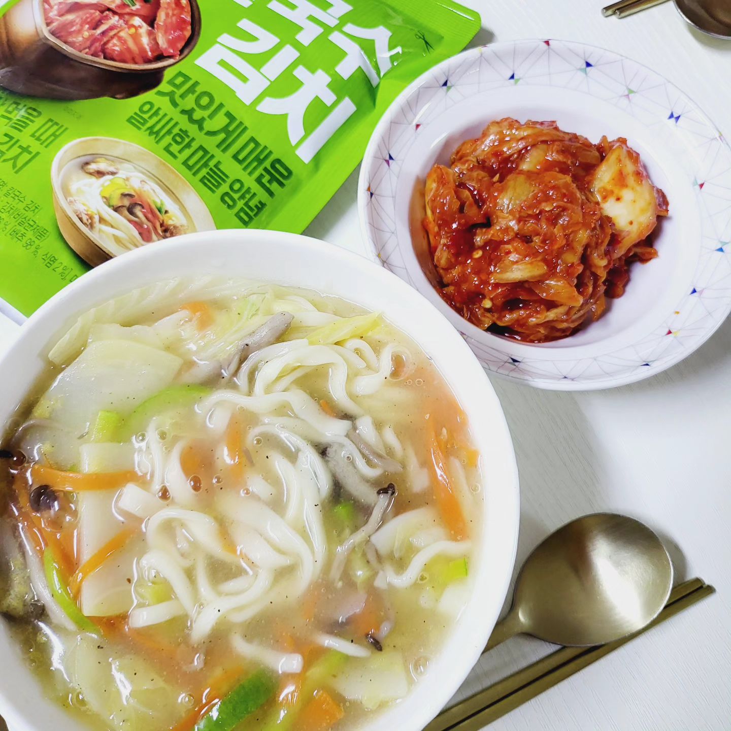 #제품협찬 #풀무원
따끈따끈한 칼국수에는 #칼국수김치 🥬🌶
바지락이 없어서 멸치육수로 
야채 푸짐하게 넣고 칼국수 끓였는데 😉👍🏻
그냥 김치로는 아쉬워서 칼국수 김치 오픈
양이 꽤 많아서 다음엔 수제비도 끓여야겠다

딱 식당에서 먹었던 그 김치맛
칼칼한 맛에 양념이 엄청 많았다
다 한입 크기로 잘려져 있어서 먹기도 편했음

#풀무원칼국수김치 #수제비김치 #풀무원김치
#마늘김치 #맛김치 #아삭김치 #칼국수 
#수제비 #수육 #김치추천 #김치레시피 
#김치맛집 #해물칼국수 #칼김 #수육김치