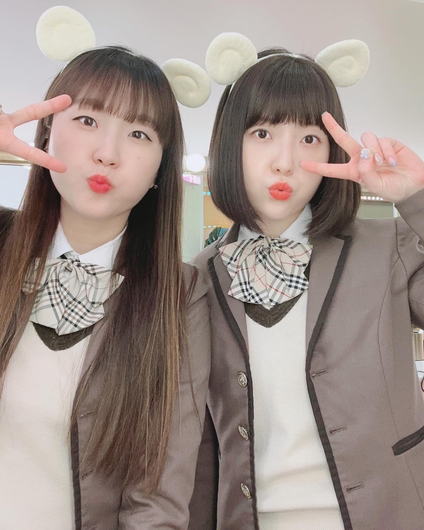 #서울여행 #30대교복 #마음은아가씨 
#소울메이트 #영혼의단짝 #친구 
.
.
셩셩이와 지난 주말 자유부인으로 다녀온 서울🤍
이제껏 강원도 통영 남해 부산 구미 대구 인천
국내여행으론 꽤나 갔었는데 서울은 처음!!!
오랜만에 여행다운 여행이라 꽤나 설레고 좋아서
난 자부가기 전날 거의 밤을 지샜다고 한다 🤣
서울가는 아침 버스 룰루랄라 노래들으며 신나게
애기들 아침밥 먹기도 전에 출발해서 10시에 만남
만나자마자 첫 목적지는 잠실 교복빌리러😍
.
.
남들은 롯데월드간다고 교복빌린다는데 우린 
롯데월드 안가요 그냥 입는거에요 ㅋㅋㅋㅋㅋ
둘다 살빼고 광내고 입으니 나름 괜춘괜춘🫶🏻
10대때 만나서 어느덧 내인생의 절반을 너와
그만큼 잘 통하고 눈빛만 봐도 서로 맘도 알고
결혼해서도 제일 많이 만나는 내친구 셩셩
거리가 멀어도 그까짓 거리가 뭐냐며 만났는데
이젠 머나먼 유럽으로 떠나 1년에 한번을 만날려나..?
그전에 더 자주 자주 만나자 친구야 벌써 맘아포🥲
.
.
1박2일 서울여행이지만 정말 알차게 즐겁게🩷
그동안 생각해보니 나의 자유부인때는 다 너와함께
윤이 정이 낳고 몇번의 자유부인 모두 셩셩이랑
나 너 떠나면 이제 누구랑 자유부인하냥 😵‍💫
서울에서 사진 100장도 넘게찍어서 고르는데
힘들었던 그런 즐겁고 행복한 여행 👭
윤남매 잘 봐준 여보도 넘넘 고마워 🫶🏻
.
.
.
#자유부인 #18년지기 #인생의절반을너와함께 
#교복데이트 #서울교복 #롯데월드교복 #좋반
#친구랑여행 #행복 #좋아요반사 #좋반테러 
#연년생남매맘 #남매맘 #육아일기 #애둘맘 
#친구는언제나좋다 #사진보면또힘이나지