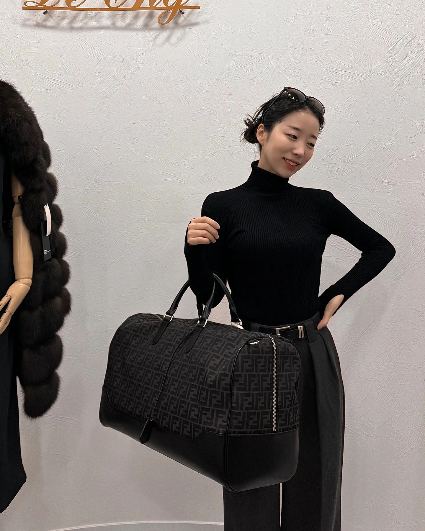fendi
나도 들어갈수 있을거 같은 넉넉한 펜디 라지 더플 백
잠금장치 되어있어서 트레블백으로 아주 딱이예요👍
요 디자인 남성분들이 아주 좋아하시더라구요
키 케이스 택이달린 가죽핸들로 손에들거나 탈부착 가능한 숄더스트랩으로 맬수도 있는 디자인이예요
패브릭제외한 부분은 송아지 가죽으로 내구성을 높혔고 깊고 넓은 사이즈로 수납력이 최고인 백 👜 

네이버에 펜디 라지 더플 검색하시거나
상품코드 7VV157 폭풍서치해보시면
평균 350~400정도에 형성되어있는 가격인데,
로렌유에서 250만원대로 확 낮춘 마진없는 가격에 판매합니다
평생 쓰실 트레블백,보스톤백 필요하시다면 이거하나로 종결 👌 

#100정품#펜디#fendi
#이태리직수입정품
#결제창은카톡로렌유나디엠으로문의주세요