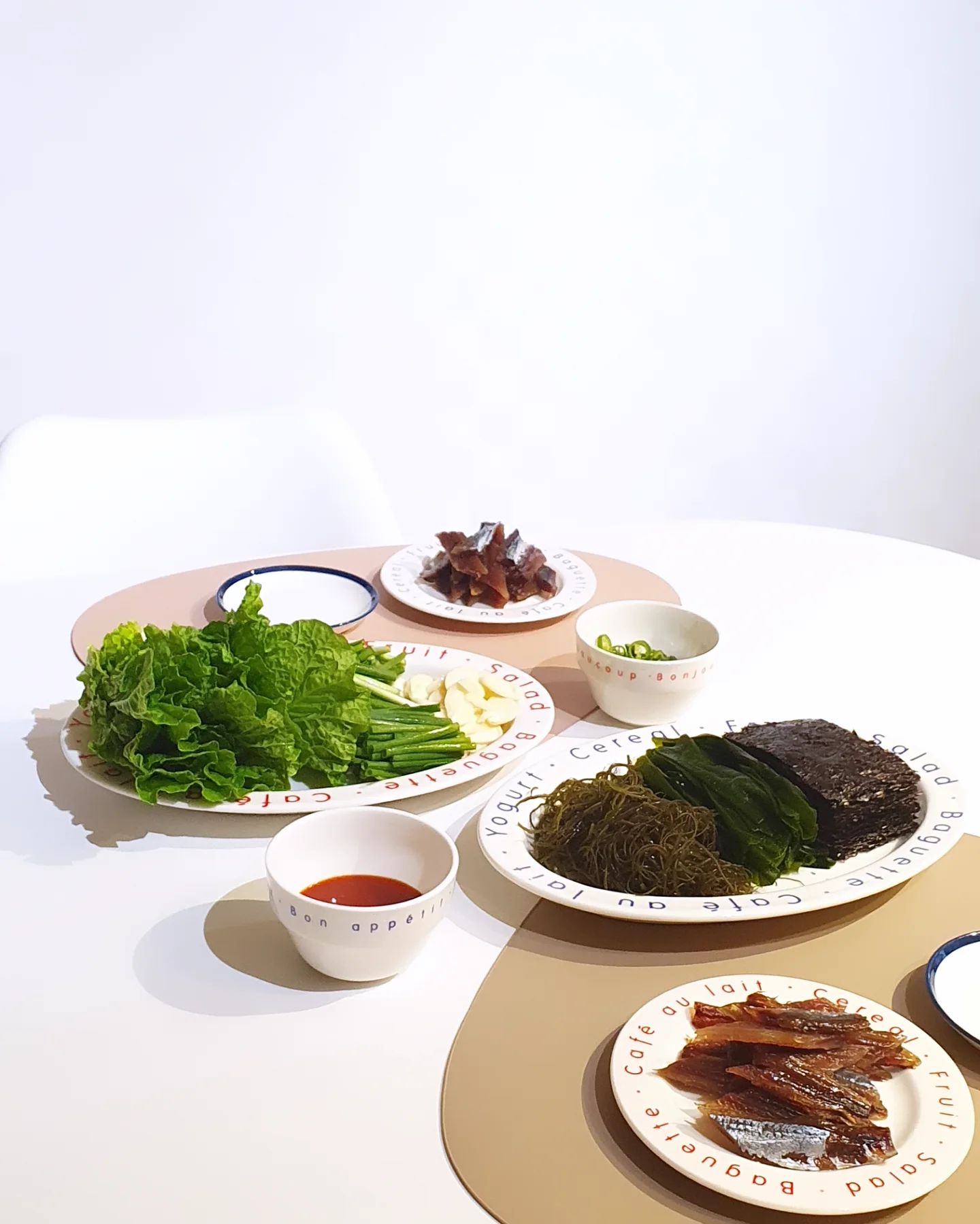 우리집 첫 과메기세트 
#운수대통수산 에서
과메기택배 주문했답니다.
야채와 해초류 구입하고 장만하면 번거로운데 어느때 부터 함께 주문하니 먹기 간편해서 완전 좋아요

갖은 야채들 싸악 풀세트로 오니 
상차림만 하면 되는 #과메기세트 
여러가지 야채들 덕분에 더욱 푸짐해서 간편하고 깔끔하게 먹을 수 있다는 장점이 있어요.

운수대통수산은 30년 전통방식으로 건조하여 최상의 맛을 내기 위해 노력하면서 
사랑받고 있답니다.
온라인과 동시에 오프라인으로 가게를 운영하고 있는 곳으로 
먼저 찾아오시는 손님들 덕분에 
온라인 판매까지 할수 있었다고 해요.

토일 주문은 월요일 배송되고 
평일 오전 5시 이전 주문까지 당일배송이 가능해요!
네이버 #운수대통수산 과메기세트 택배주문
전화주문도 가능하답니다.

운수대통과메기
010-3804-8256

#과메기 #죽도시장과메기 #포항과메기 #문덕과메기 #과메기택배 #과메기맛집 #포항구룡포과메기 #과메기배달 #과메기주문 #과메기현지인맛집 #과메기세트 #과메기제철 #과메기철 #운수대통수산