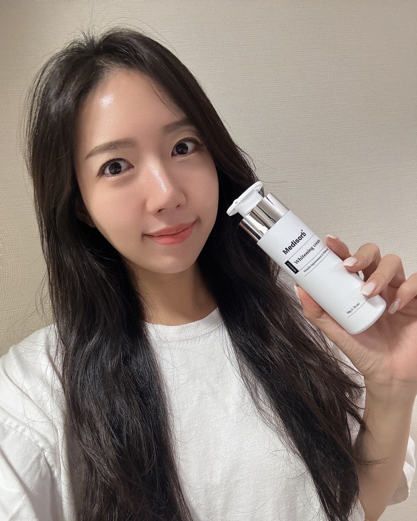 #협찬 medisorb_official
메디솝 저자극 화이트닝 크림 소개해요 :) 
미백개선에 도움을 주는 알부틴과 주름개선에 도움을 주는 아데노신이 함유된 미백 주름 2중 기능성 화장품으로 고함량 원료 성분의 아이보리색 제형인데요. 
민감성 피부에 대한 인체 피부 일차자극 테스트에서 저(무)자극 판정을 받아 민감성 피부에도 순하게 사용이 가능하고, 색소침착(기미) 완화에 대한 인체 적용시험을 완료한 화이트닝 크림이에요.
게다가 항노화(안티에이징) 효과까지 담아 영양감이 있는 사용감이니까 잠들기 전, 세안 후 바르고 꿀잠 주무시는 것을 추천해요!

#메디솝 #원바이오젠 #화이트닝크림 #미백크림 #기미크림 #잡티관리 #기미케어 #색소침착 #미백주름관리 #화이트닝 #피부노화완화 #피부톤개선 #크림 #크림추천 #화장품 #화장품추천 #잇템 #일상 #맞팔 #좋반 #좋아요 #데일리 #셀피그램 #셀피 #셀스타그램 #인기게시물 #like #selfie #selstagram