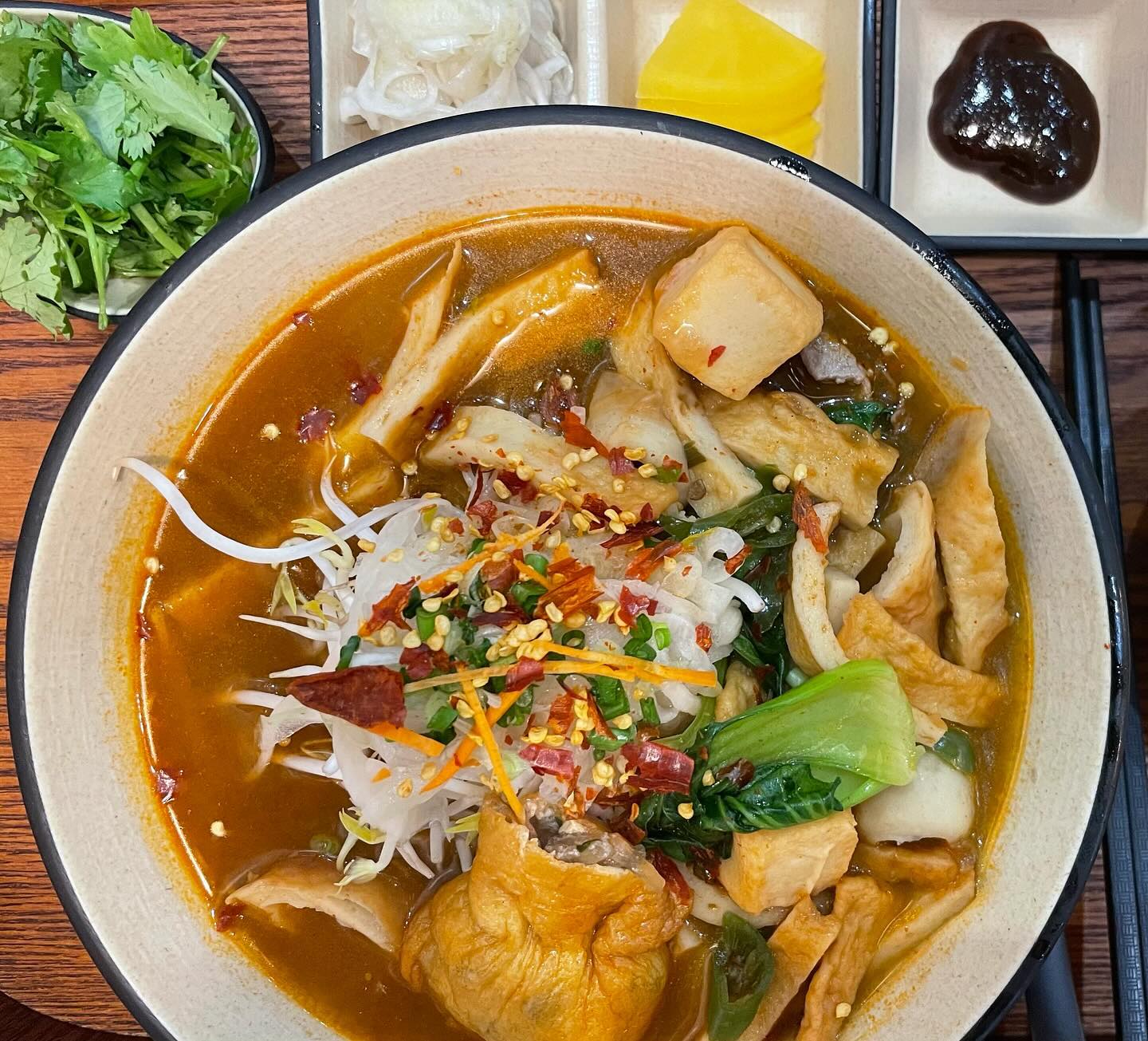 맛있게 매운 쌀국수를 찾았습니다.
스테이트타워 명동점에 위치한 [헤이준쌀국수] ㅎㅎ 

향신료 맛이 강한 집은 선호하지 않는 편이데, 여기는 정말 딱 적당하고 맛있어요.

무엇보다 양이 어마어마한데요.
남자분들이 드시기에도 넉넉한 양일거라고 감히 확신합니다 ㅋㅋ

재료가 굉장히 낭낭해요. 유부주머니, 어묵, 숙주 등등 신선한 재료를 배터지게 먹을 수 있습니다. 
깊은 국물 맛에서 느꼈어요. 한그릇을 만들더라도 정성스럽게 만드시는구나 하고요.

내부가 넓어서 혼밥족이 방문하기에도 좋아보이는 쌀국수집! 

#명동쌀국수 #명동밥집 #명동역맛집 #회현역맛집 #회현동맛집