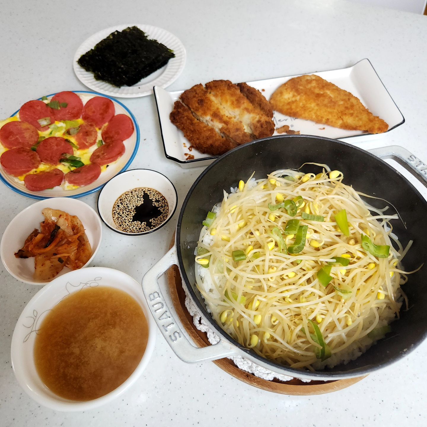 역시 콩나물이 젤 싸네요

과일이며 야채며 안 오른 거 없이 다 비싼데 
콩나물 값만은 배신 없는듯 해요

콩나물 솥밥해서 간장에 쓱 비벼 먹으니 별거 아닌데도
두공기 뚝딱

점심 먹으며 저녁반찬 걱정 불금이니 배달찬스?🤗
.
.
#오늘은뭐먹지
#불금 #피곤쓰
#집밥 #솥밥 #한식