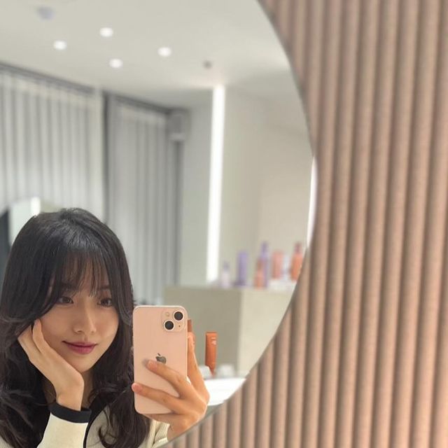 김소원 on Instagram: "#광고 @umez_hyeri 주말에 레이어드펌하러 #유메즈헤어 다녀왔어요! 혜리쌤이 헤어컨설팅부터 친절하게 상담해주셨어요. 시술 중간중간 어떤 과정인지, 얼마나 걸리는지 자