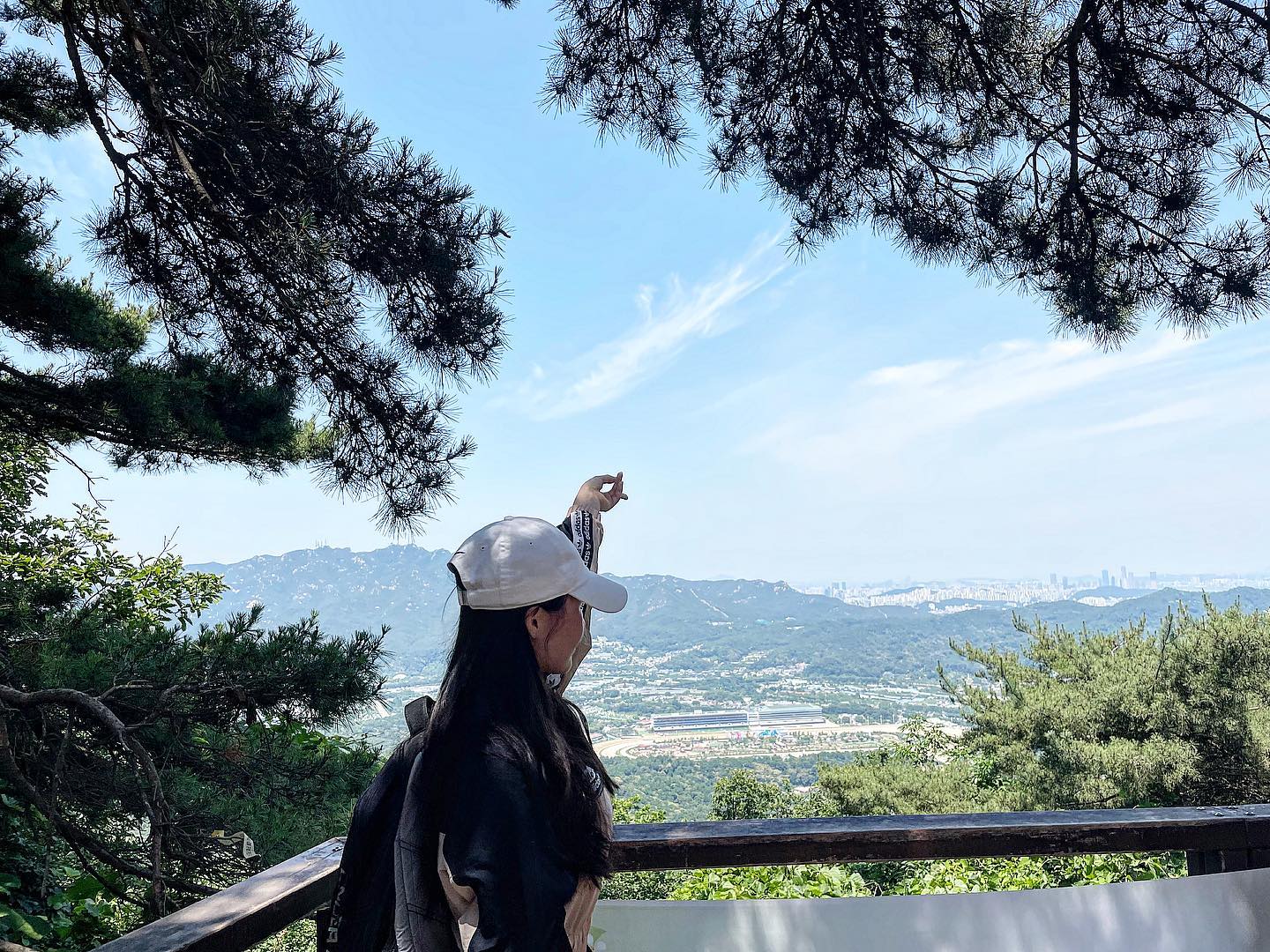 히 히 고된하루였는데 기억이 좋다 *_*
너무 오랜만에 운동같은 걸 해서 하산하고 나니 몸이 살짝 안좋았는데 덕분에 다른 좋은 기분을 얻었당 !!! 자주 못만나지만 고맙고 돈독한 우정 + 고생했다고 이것저것 챙겨주고 더러워진 모자도 쌔하얗게 새것처럼 만들어주는 머쨍이도 있어서 넘 조은 하루였따 /-! 까먹ㅇ지 않게 기록하ㄱㅣ📝 근데 당분간 등산은 .... 오랫동안 멀리할테야 ㅎㅁㅎ